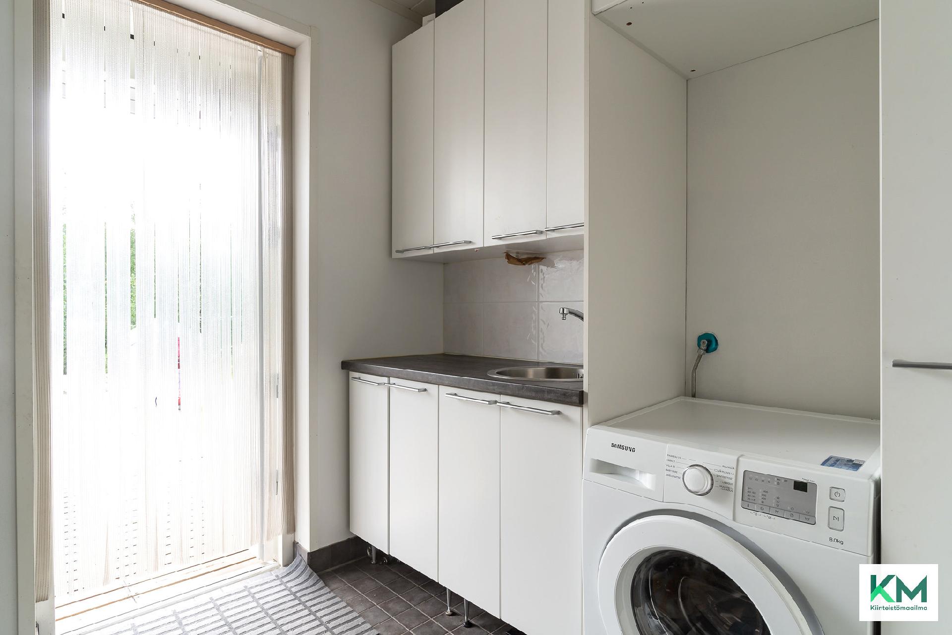 Isomman asunnon khh ja ovi terassille.