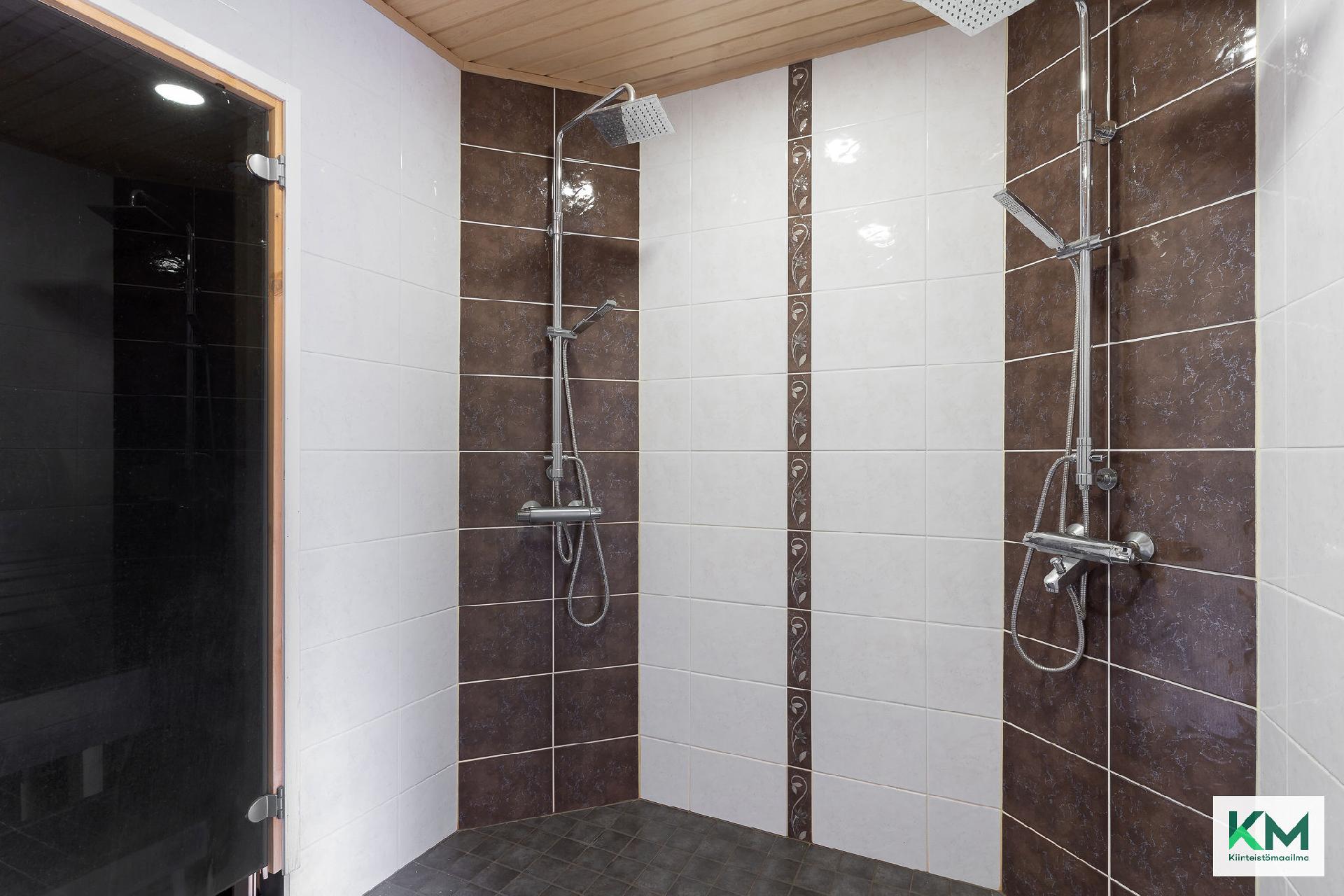 Isomman asunnon pesuhuone.