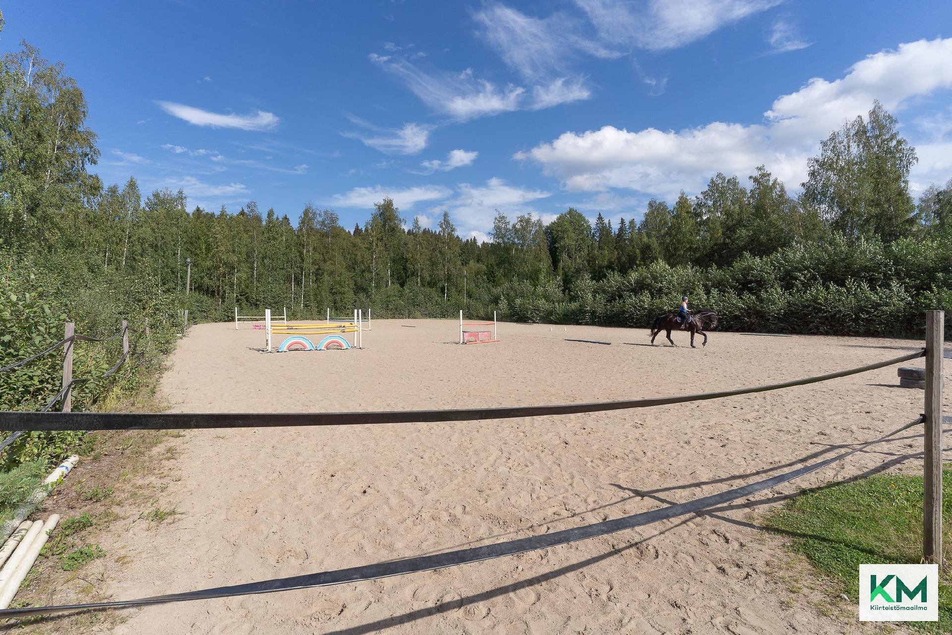 Ratsastuskenttä.
