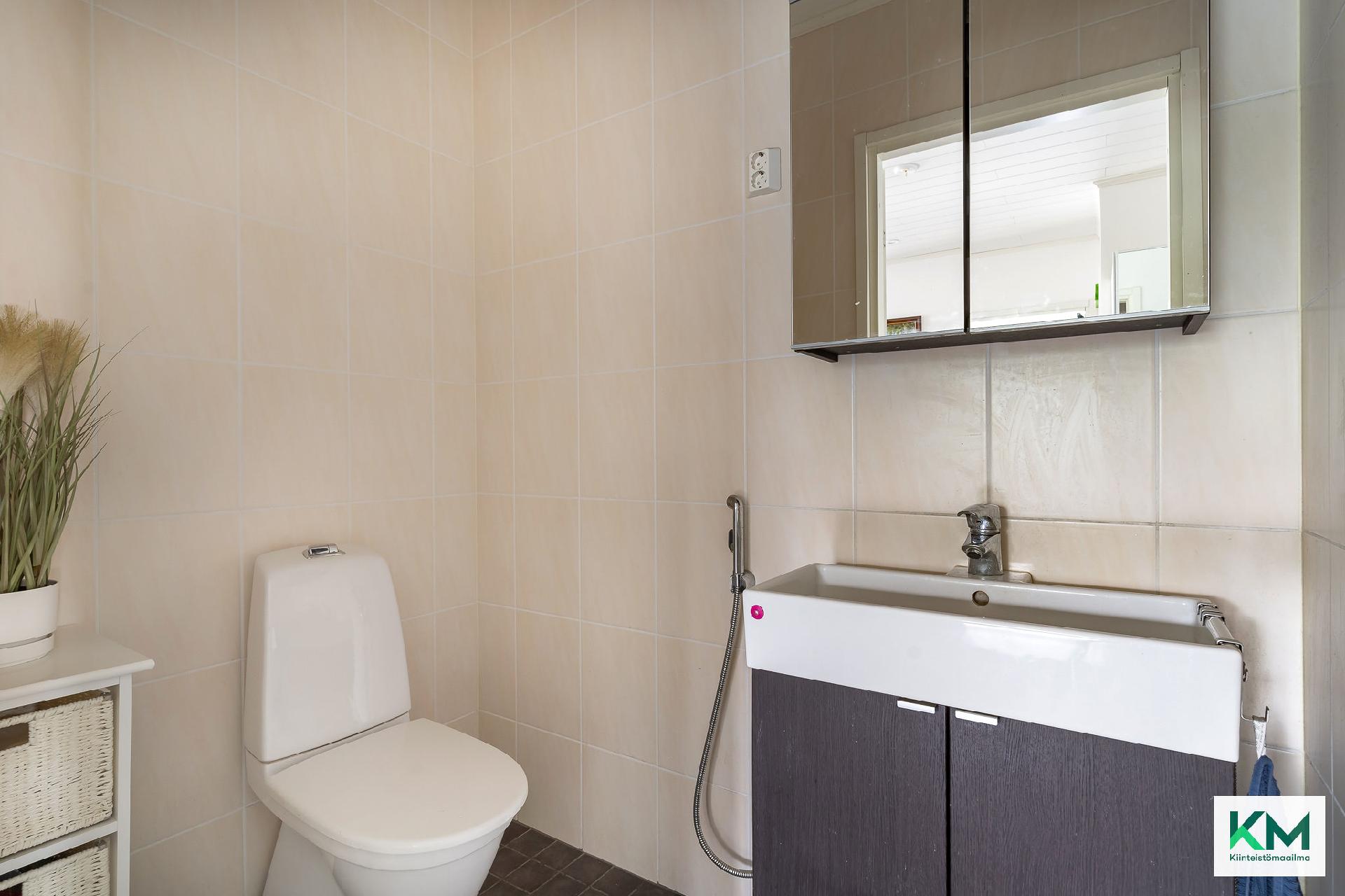 Isomman asunnon erillis wc.