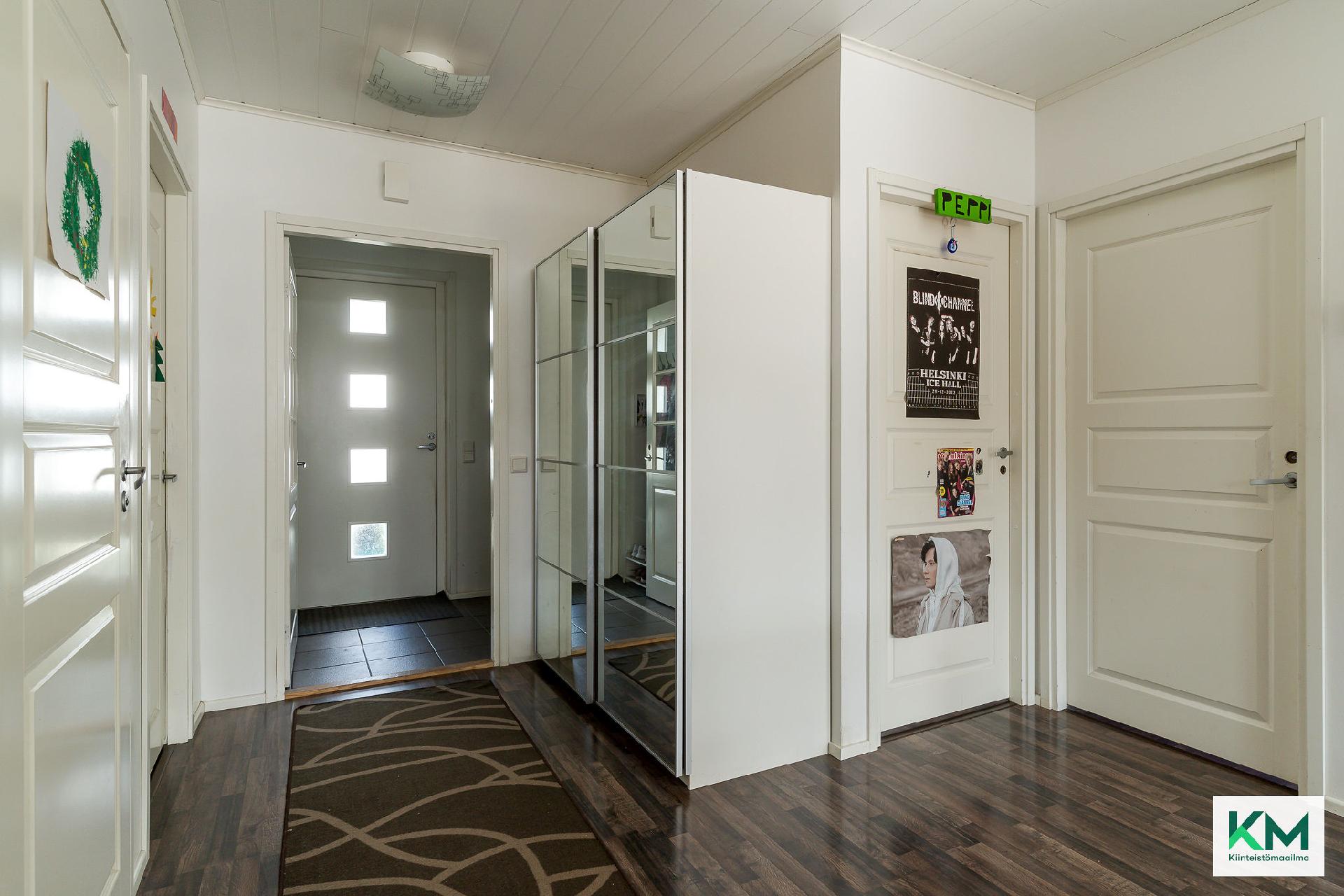 Isomman asunnon eteinen.