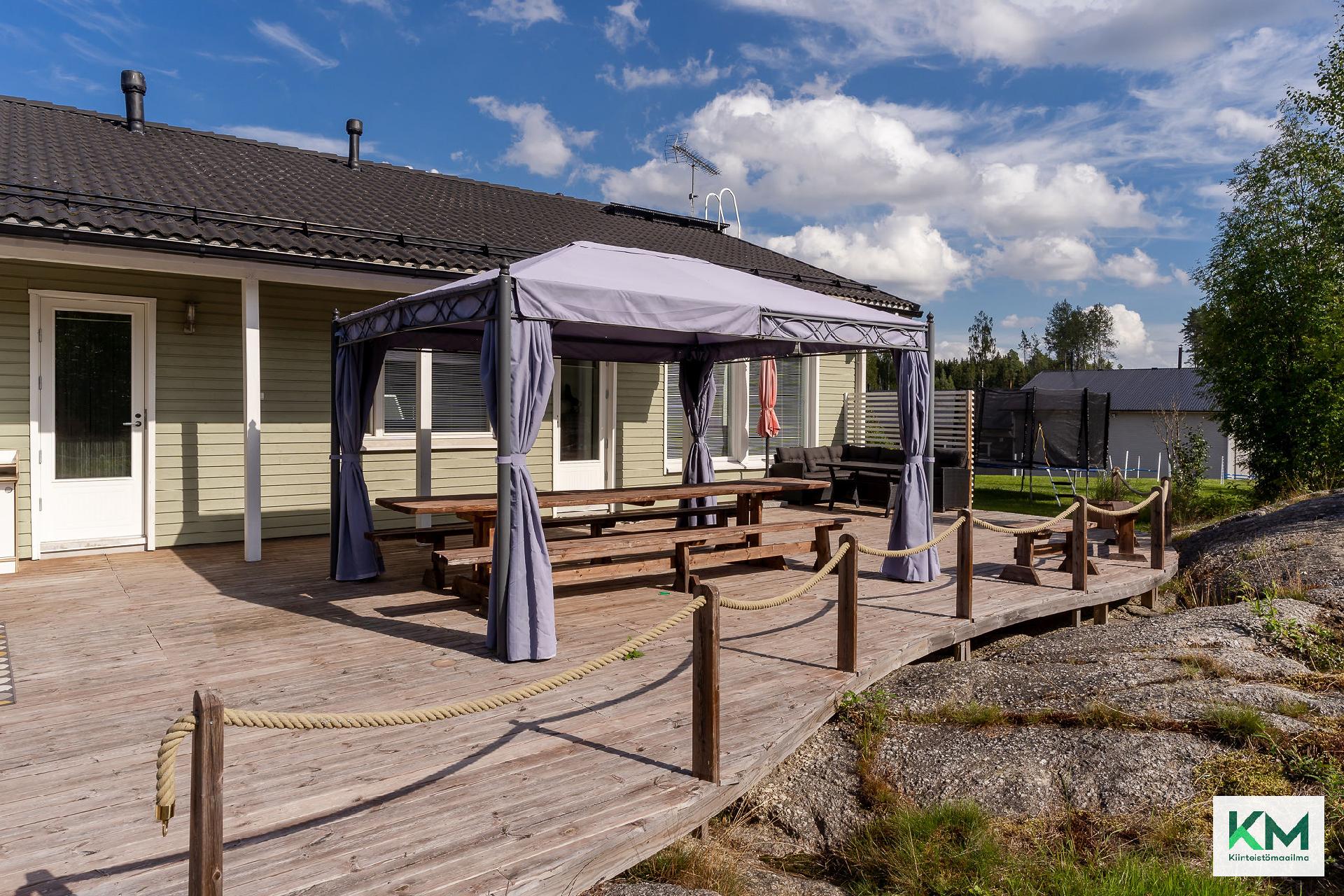 Asuinrakennuksen takaterassi.