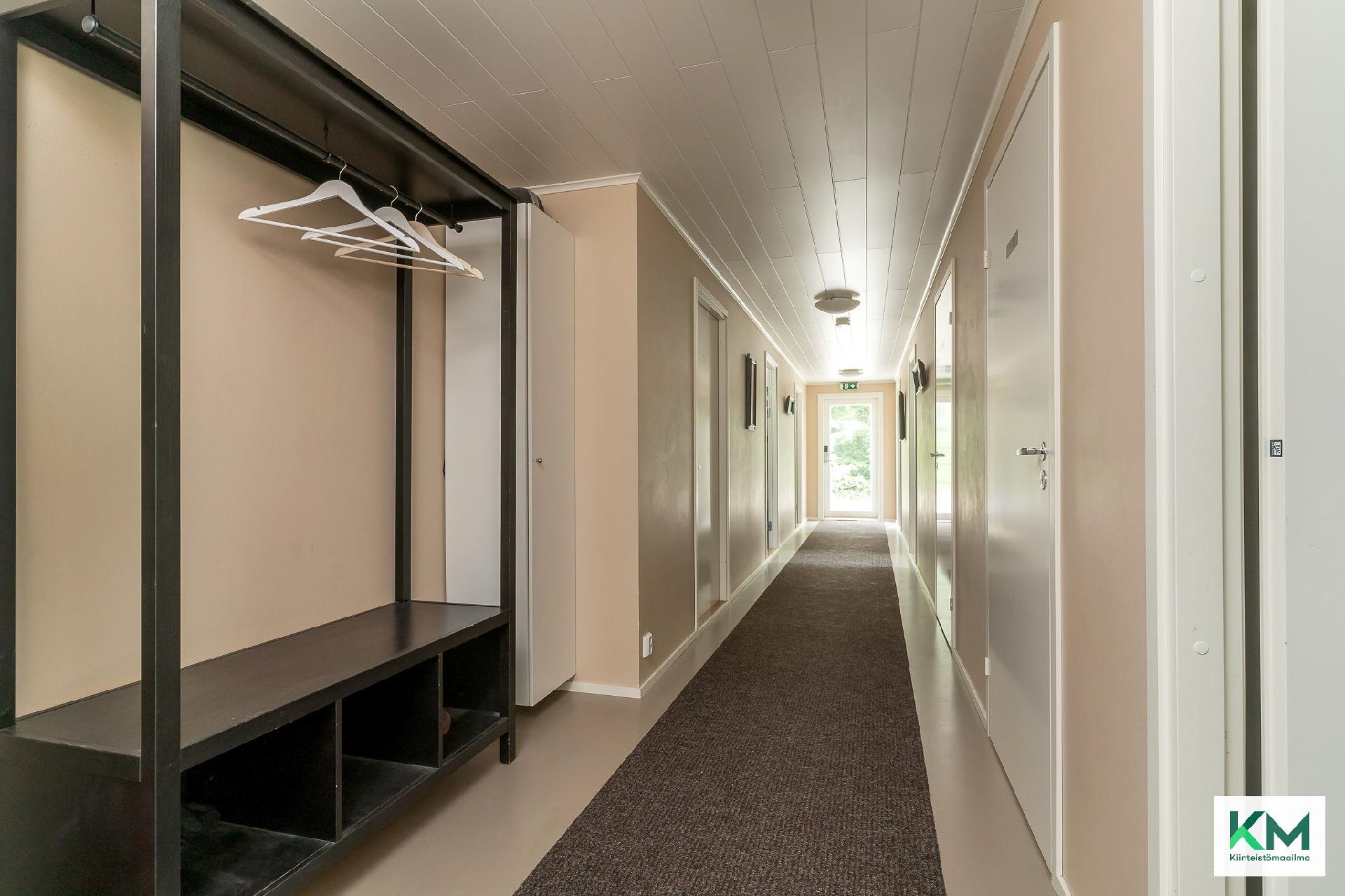 Majatalon käytävä.