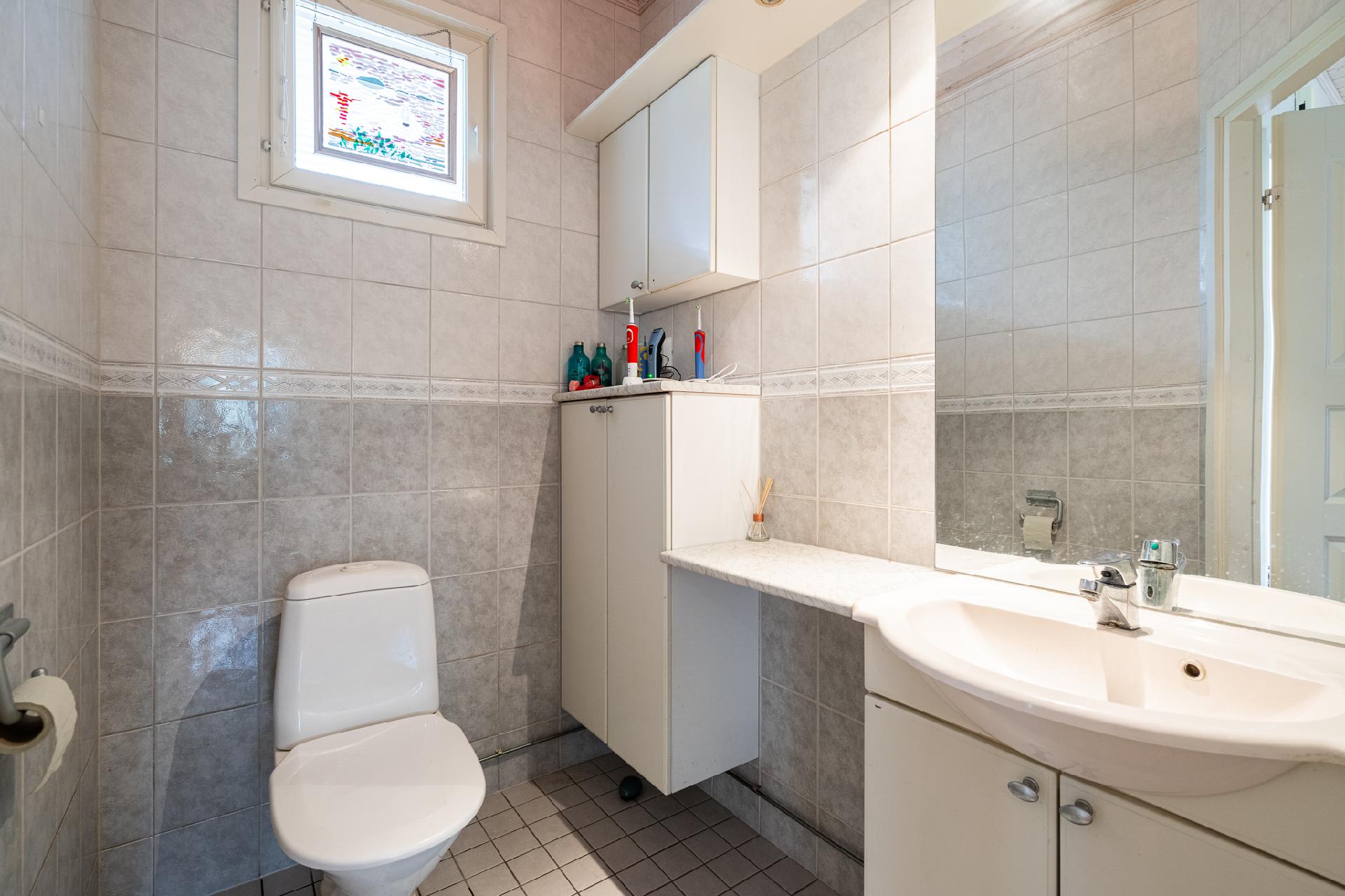 Erillinen wc eteisessä