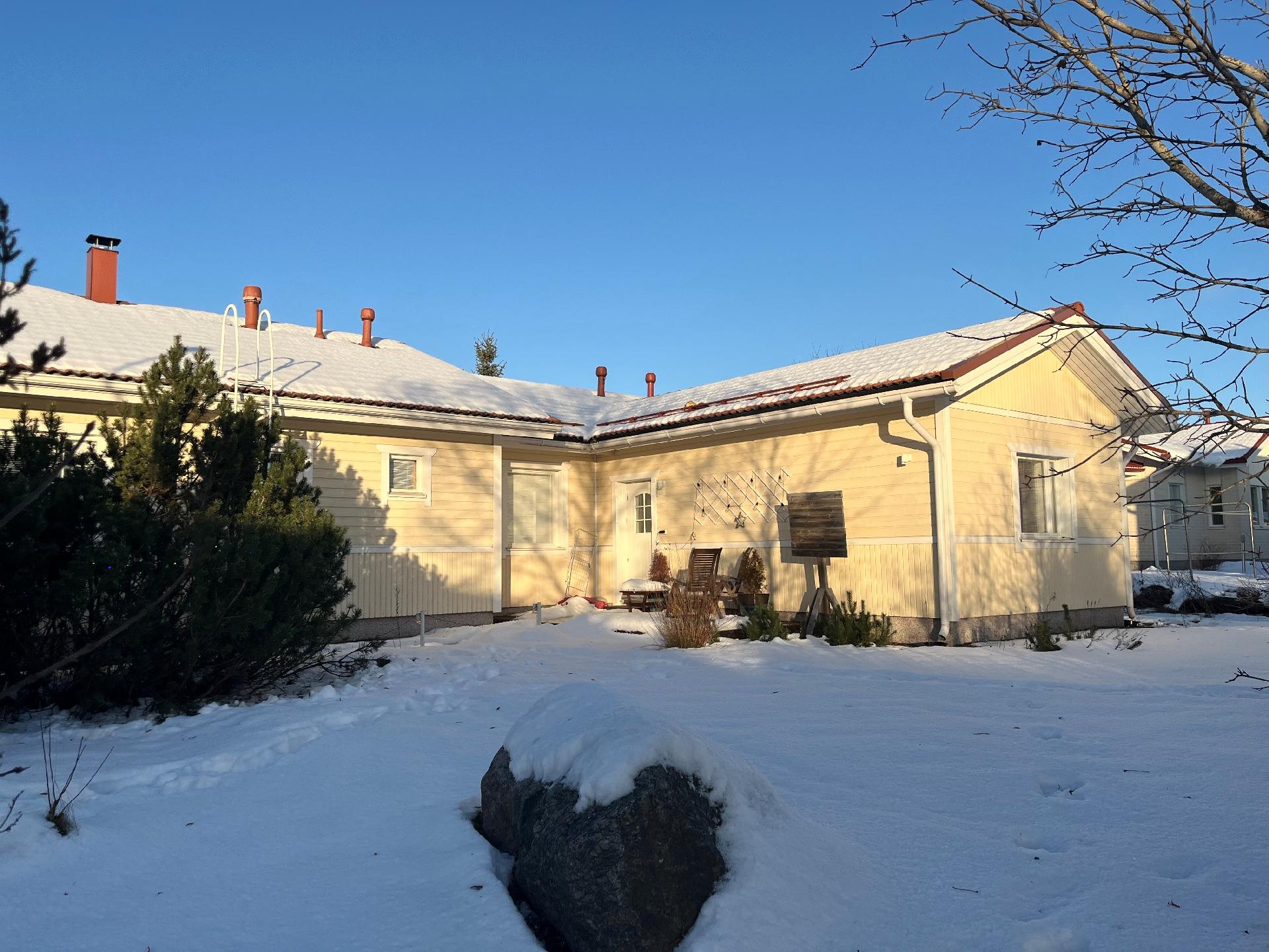 Takapiha talvimaisemassa