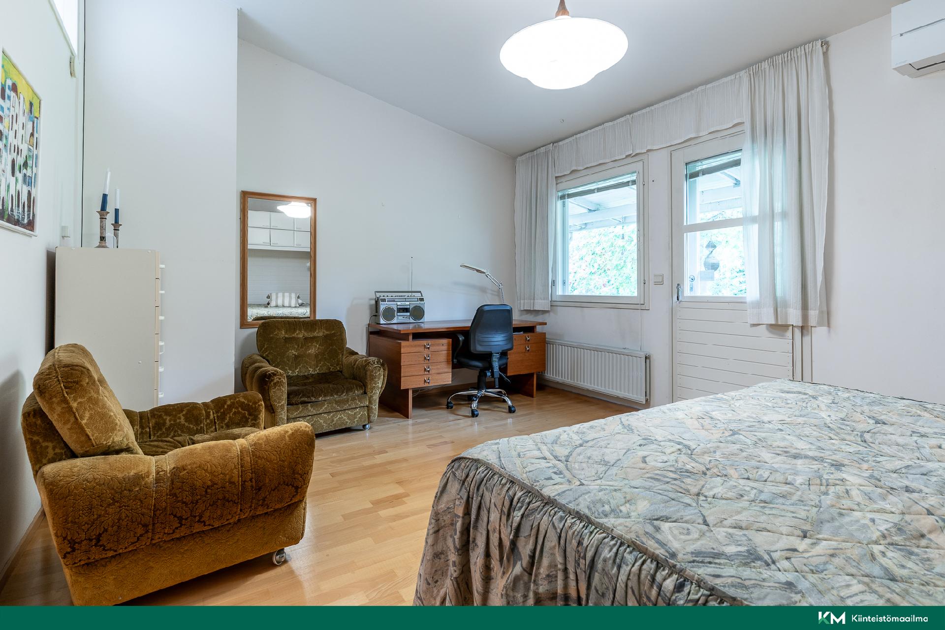 Yläkerran päämakuuhuone