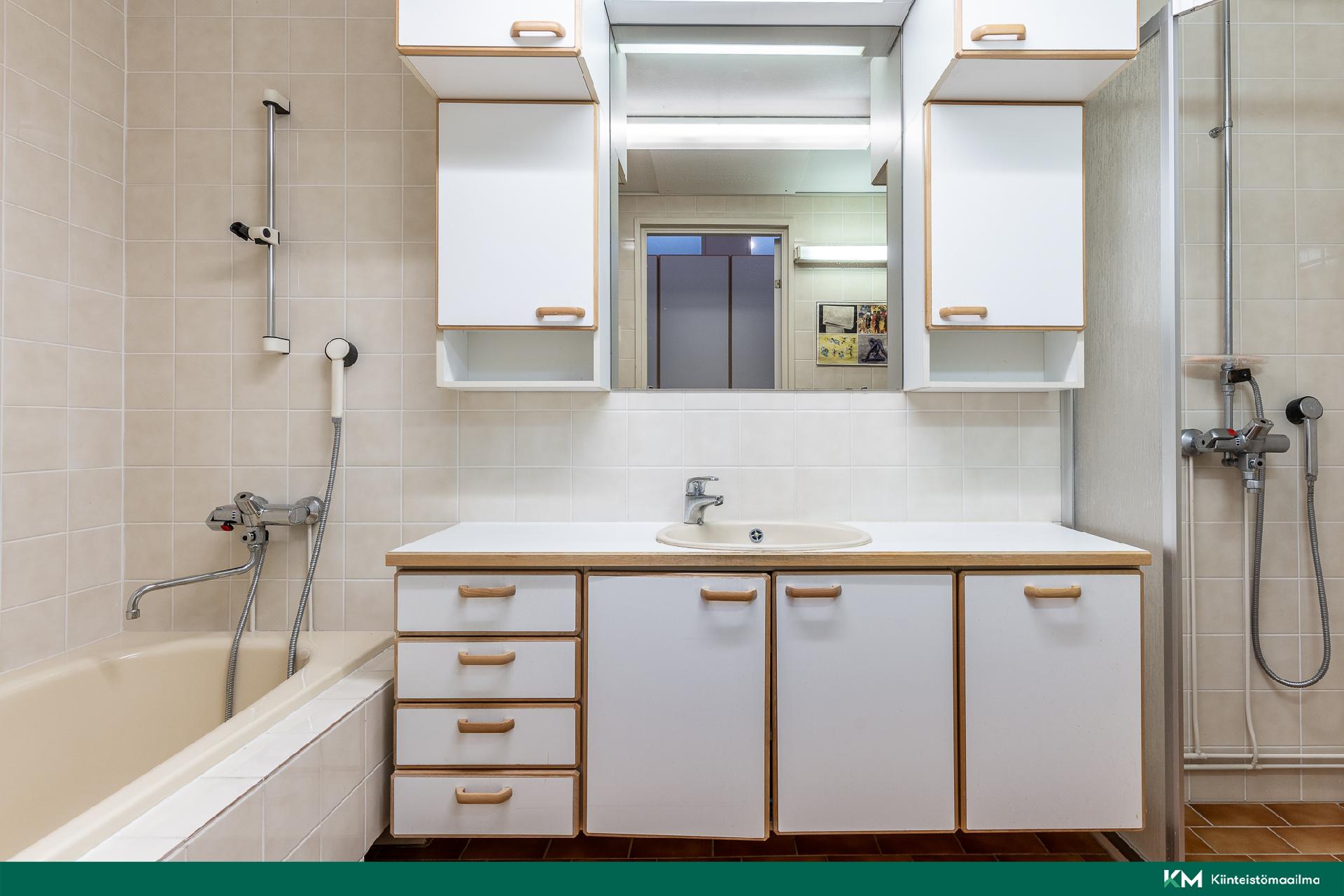 Yläkerran kylpyhuone