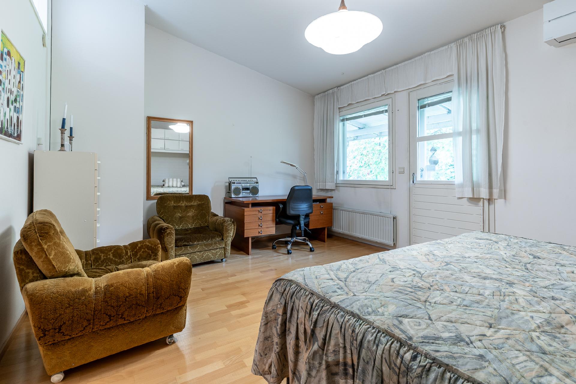 Yläkerran päämakuuhuone