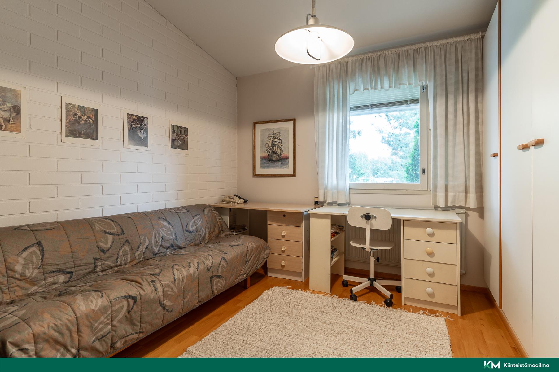 Yläkerran makuuhuone 2