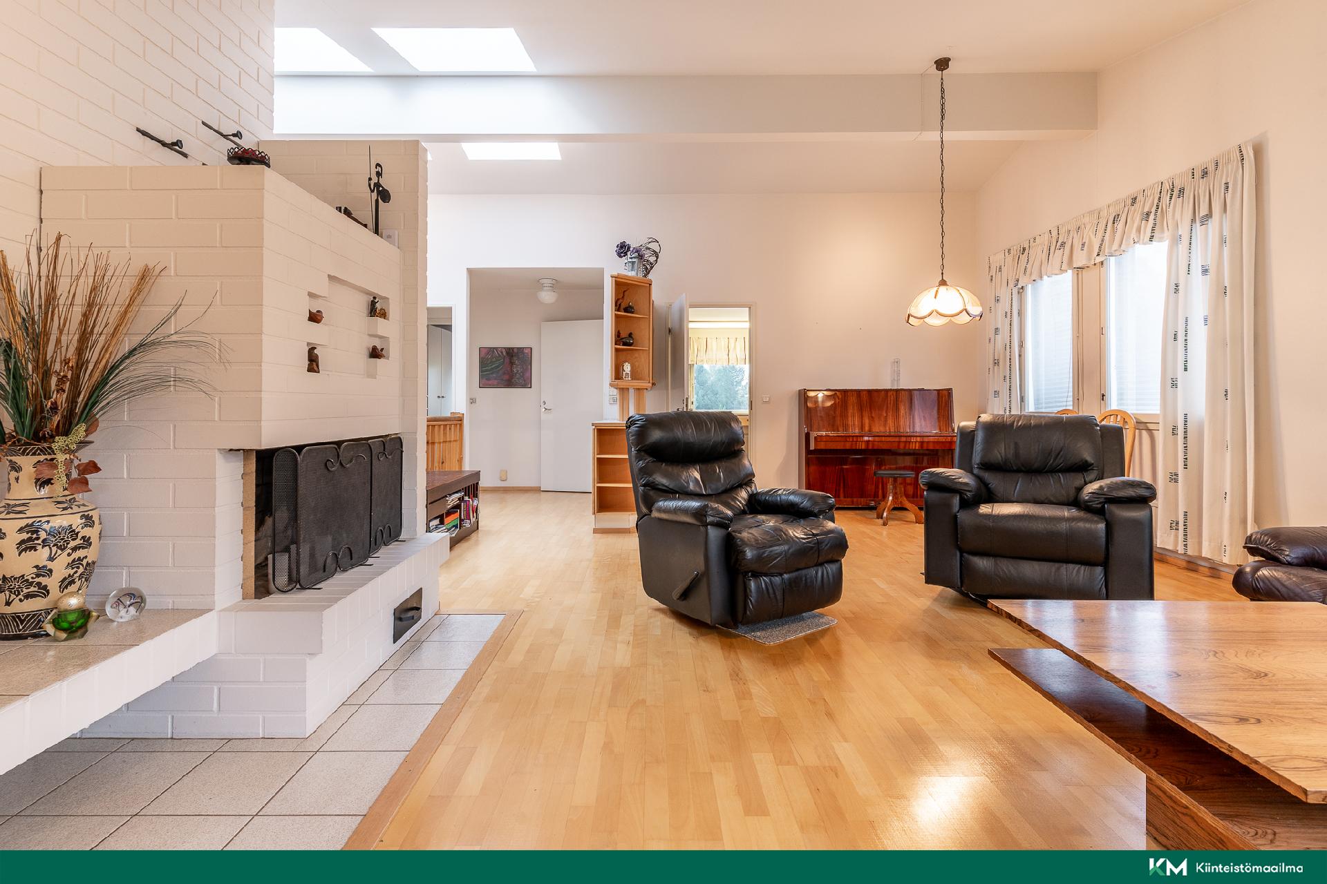 Olohuone on hyvin tilava