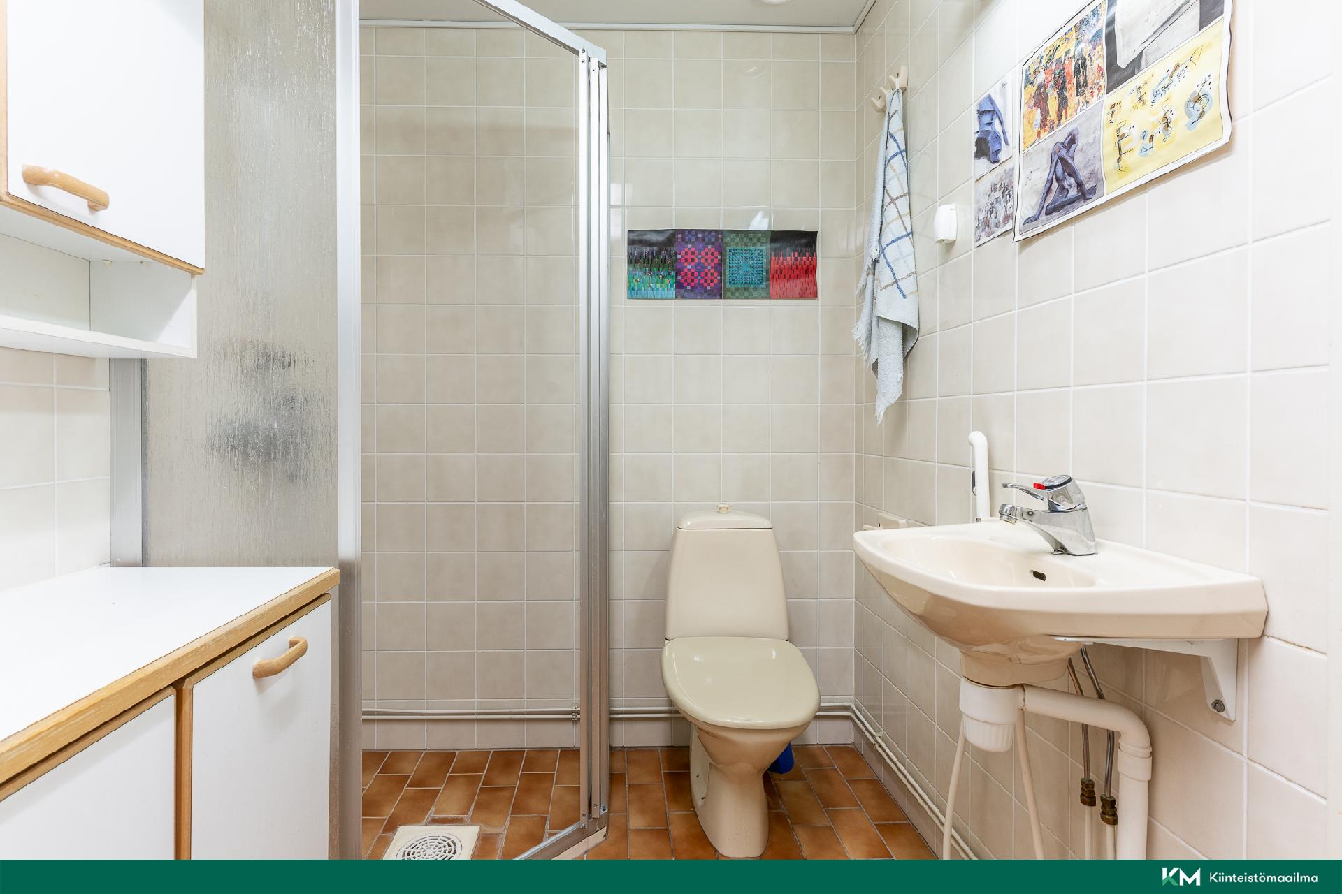 Tilassa suihkukaappi, wc ja amme