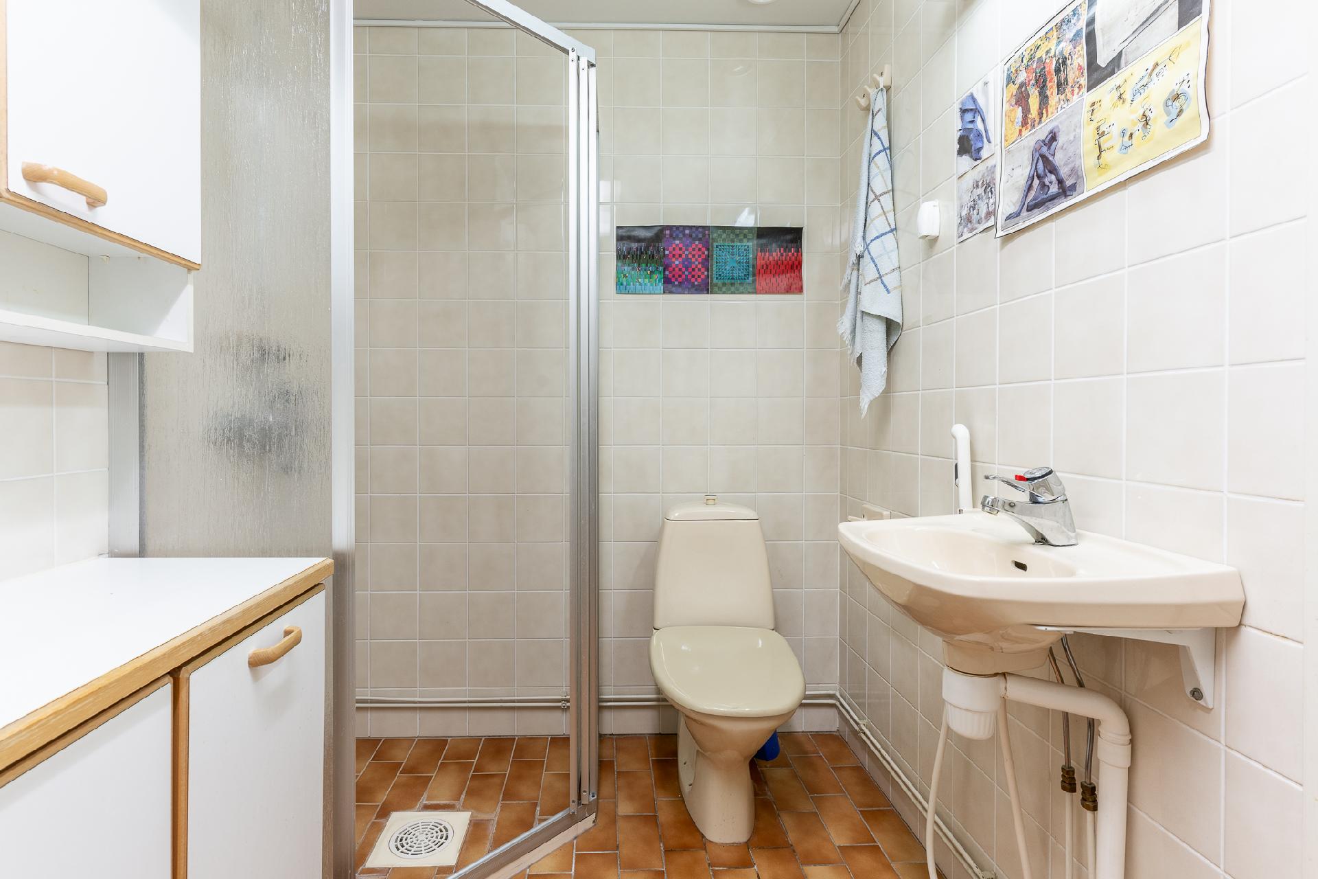 Tilassa suihkukaappi, wc ja amme