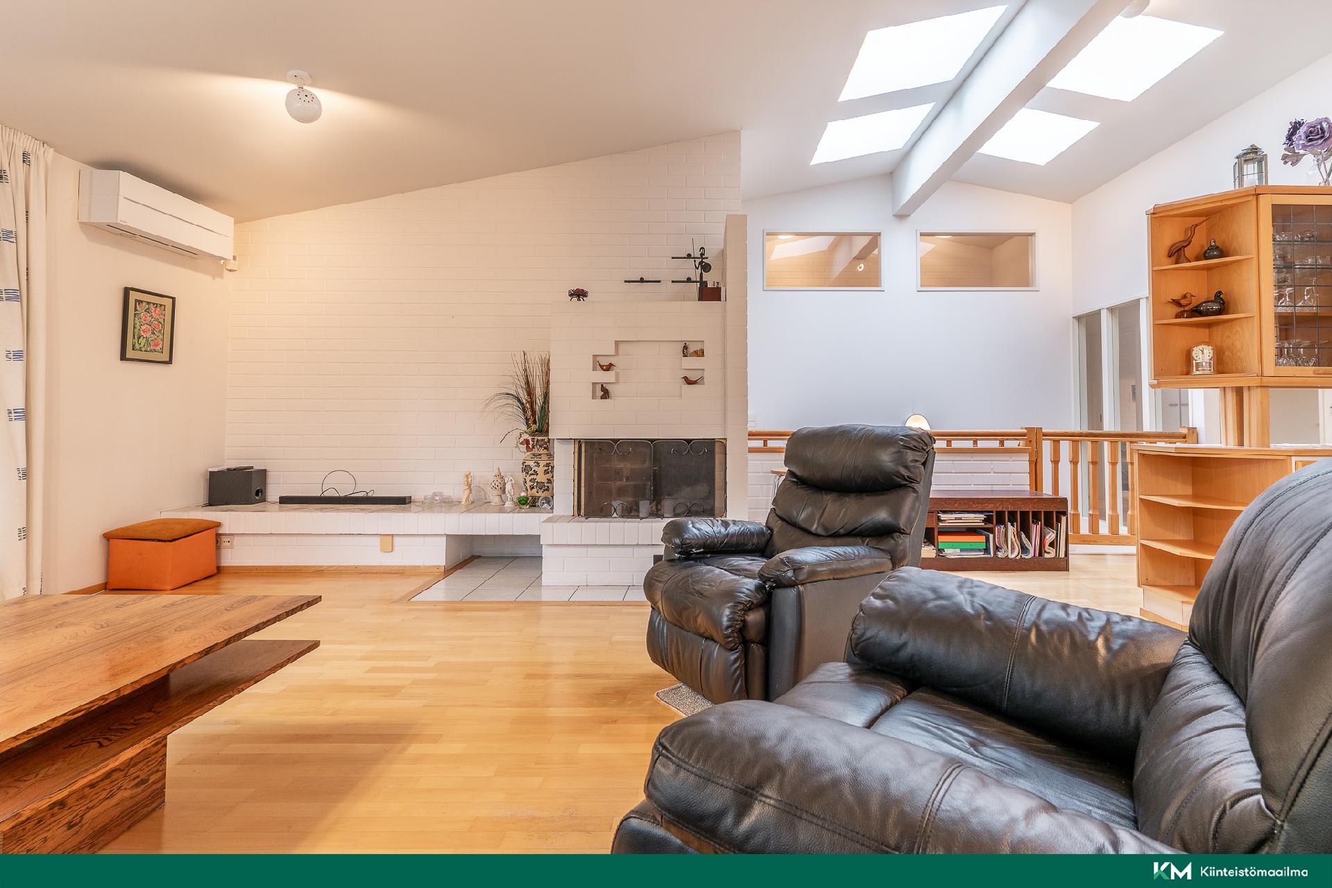 Tilassa ilmalämpöpumppu ja takka