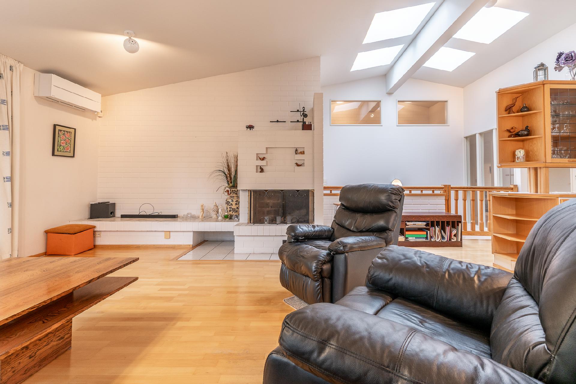 Tilassa ilmalämpöpumppu ja takka