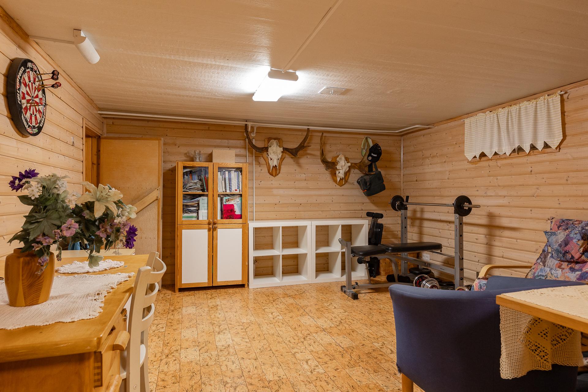 alimman kerroksen oleskelutila