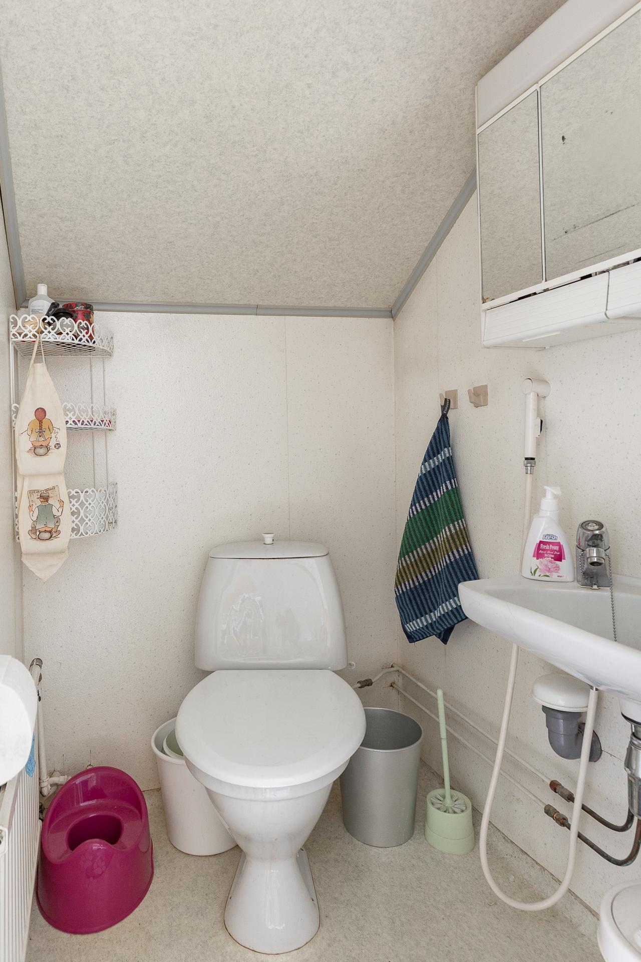 yläkerran erillinen wc