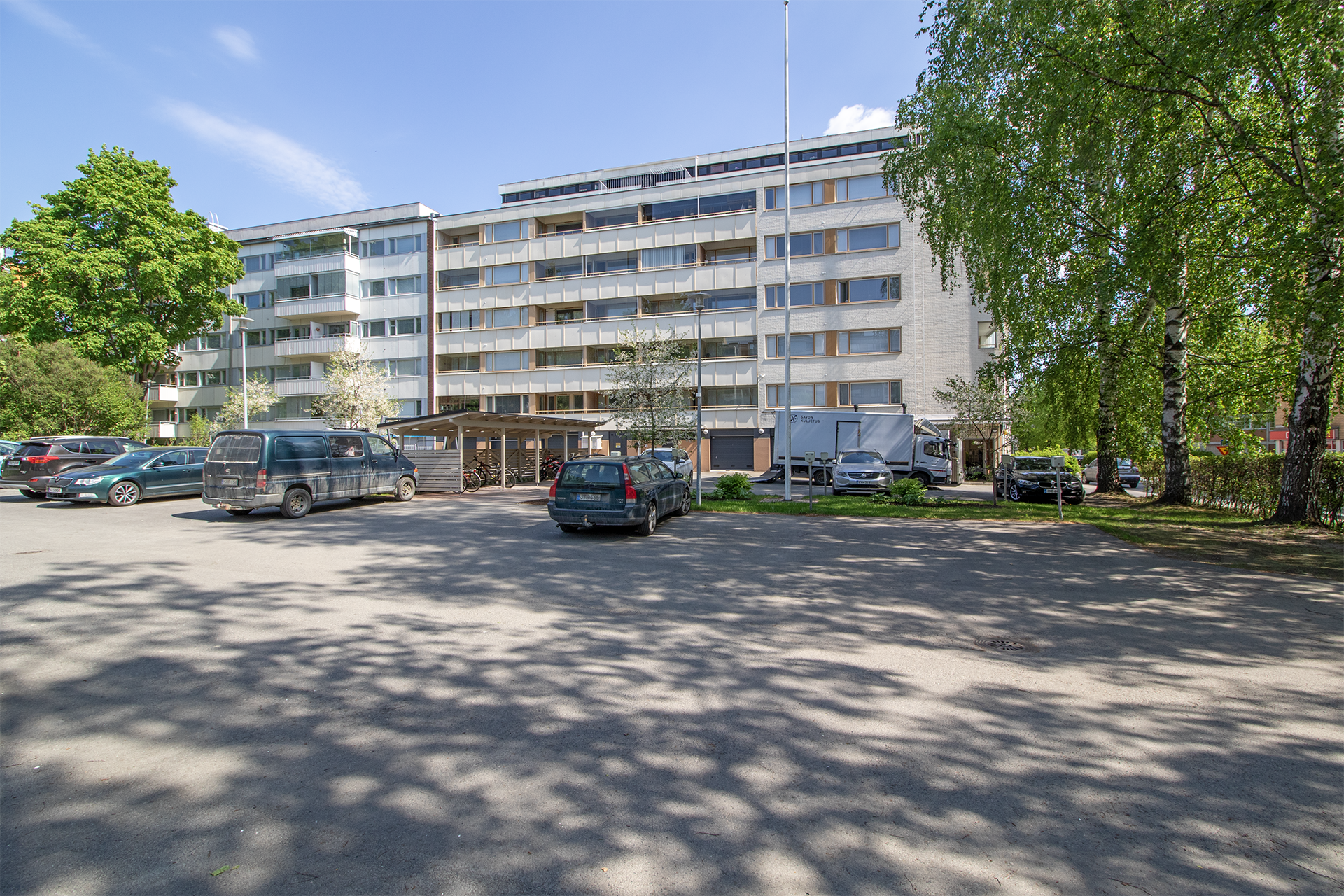 Arvokas, iso oma tontti, yhtiöllä 20 autopaikkaa