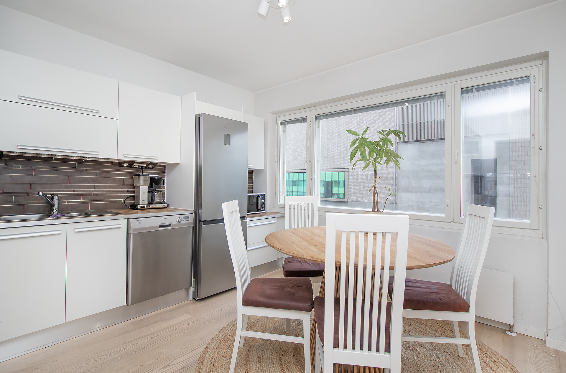 Keittiössä hyvin kaappi- ja laskutilaa