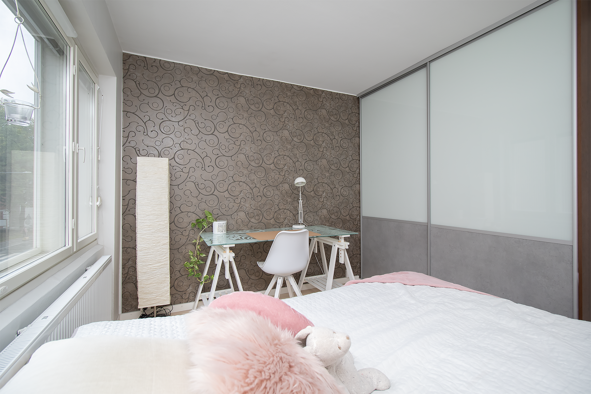 Makuuhuoneessa hyvin kaappitilaa