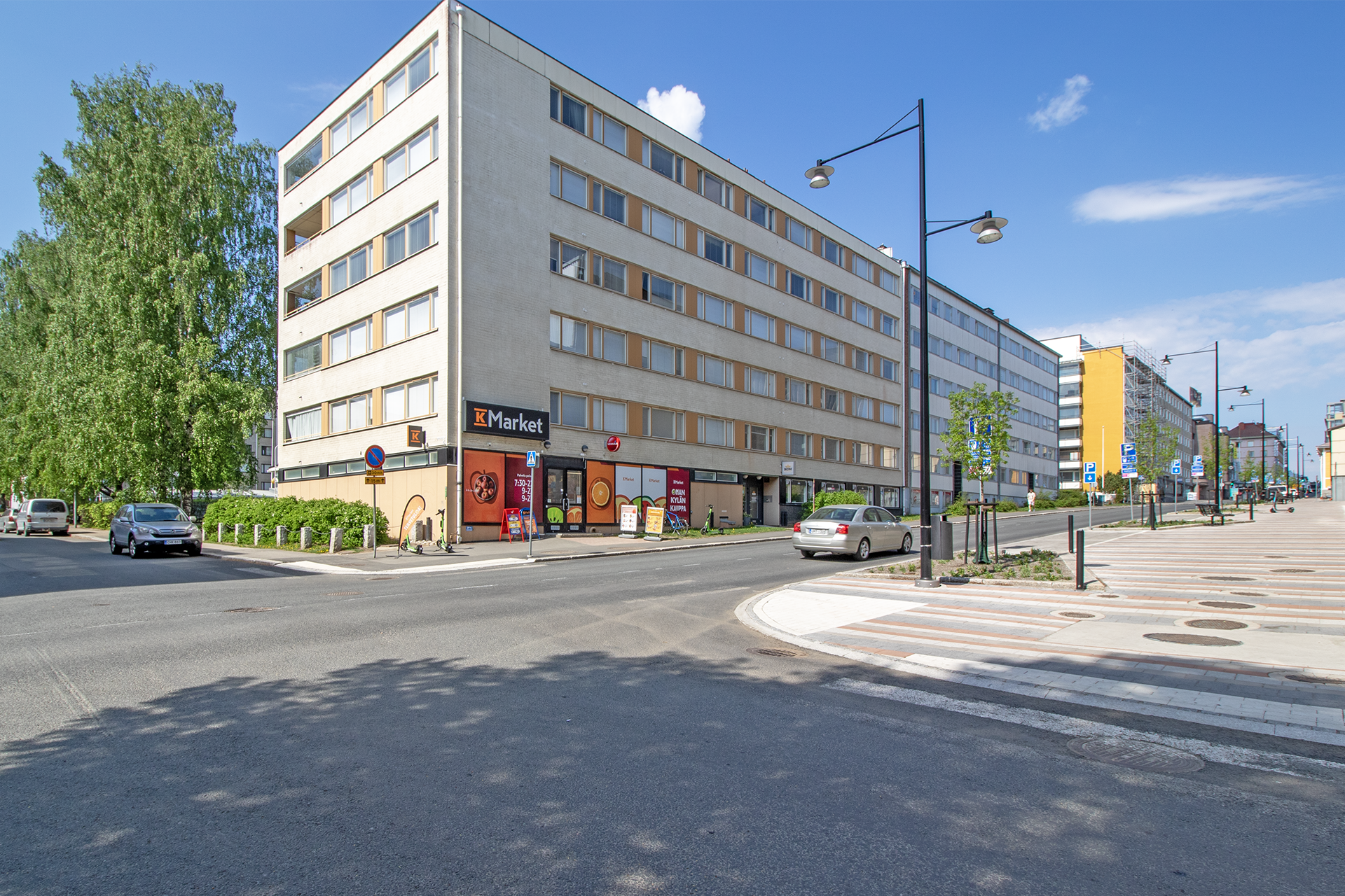kauppa samassa talossa ja torille lyhyt matka