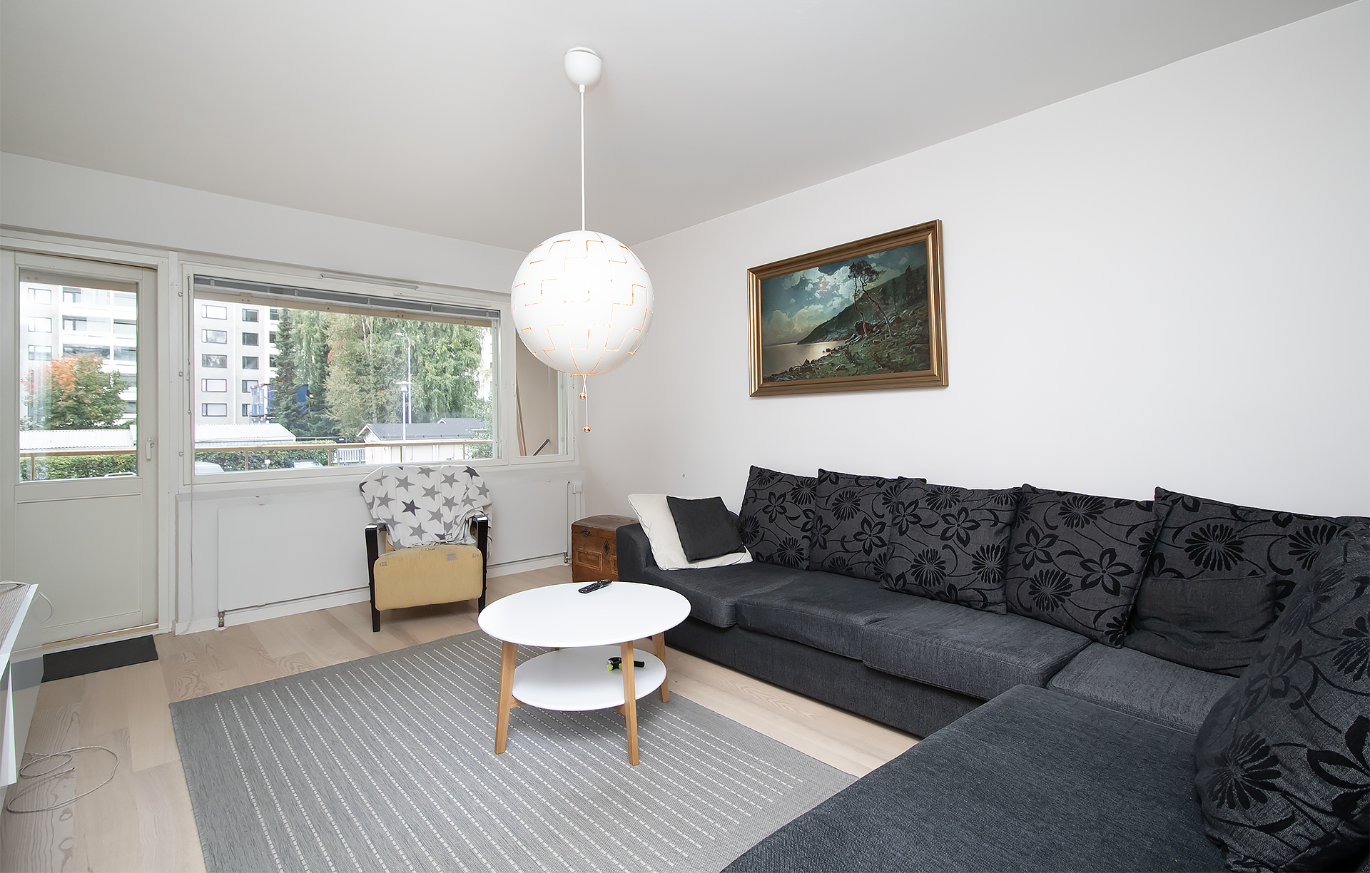 Valoisa olohuone pihan puolelle