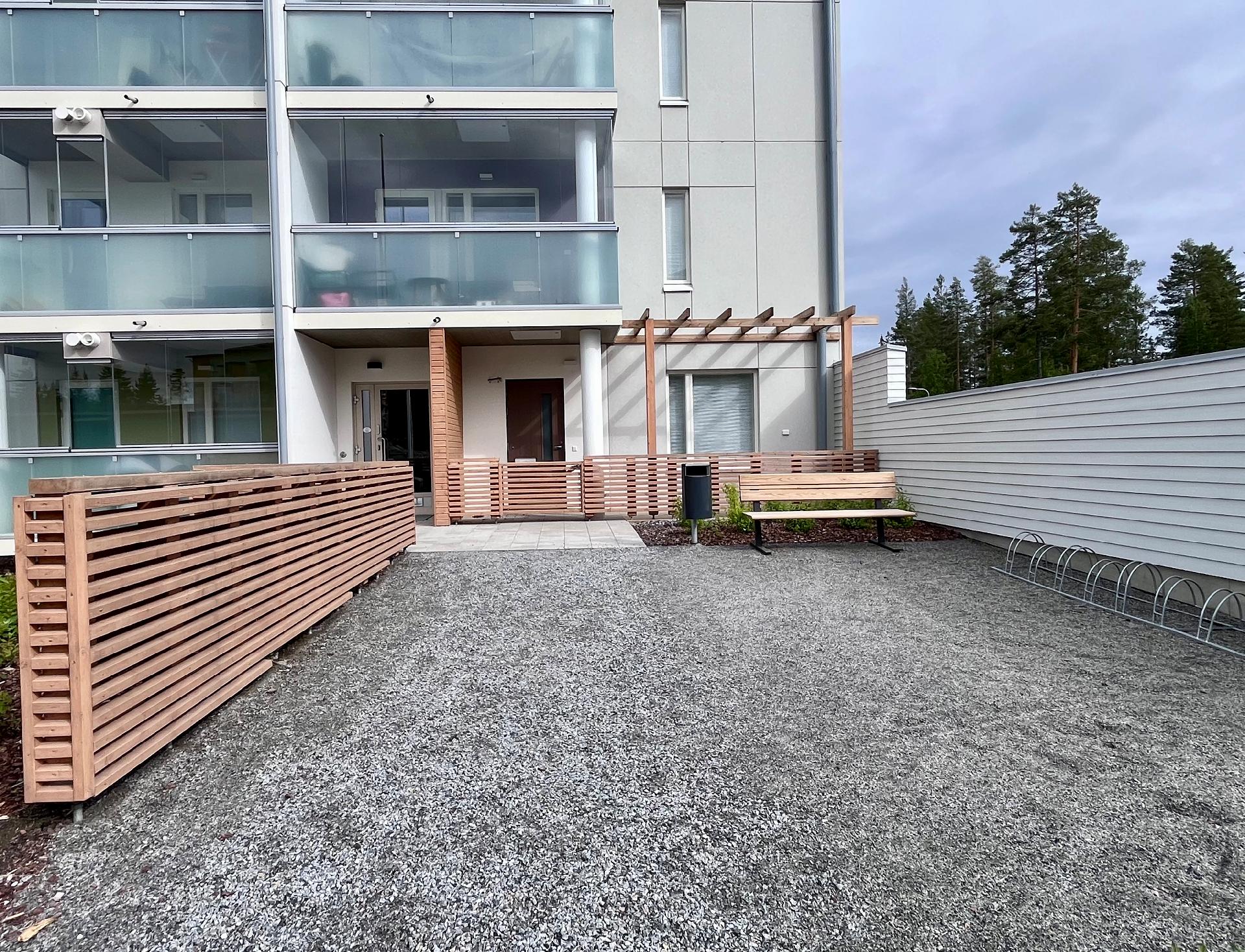 Yläpihan sisäänkäynti