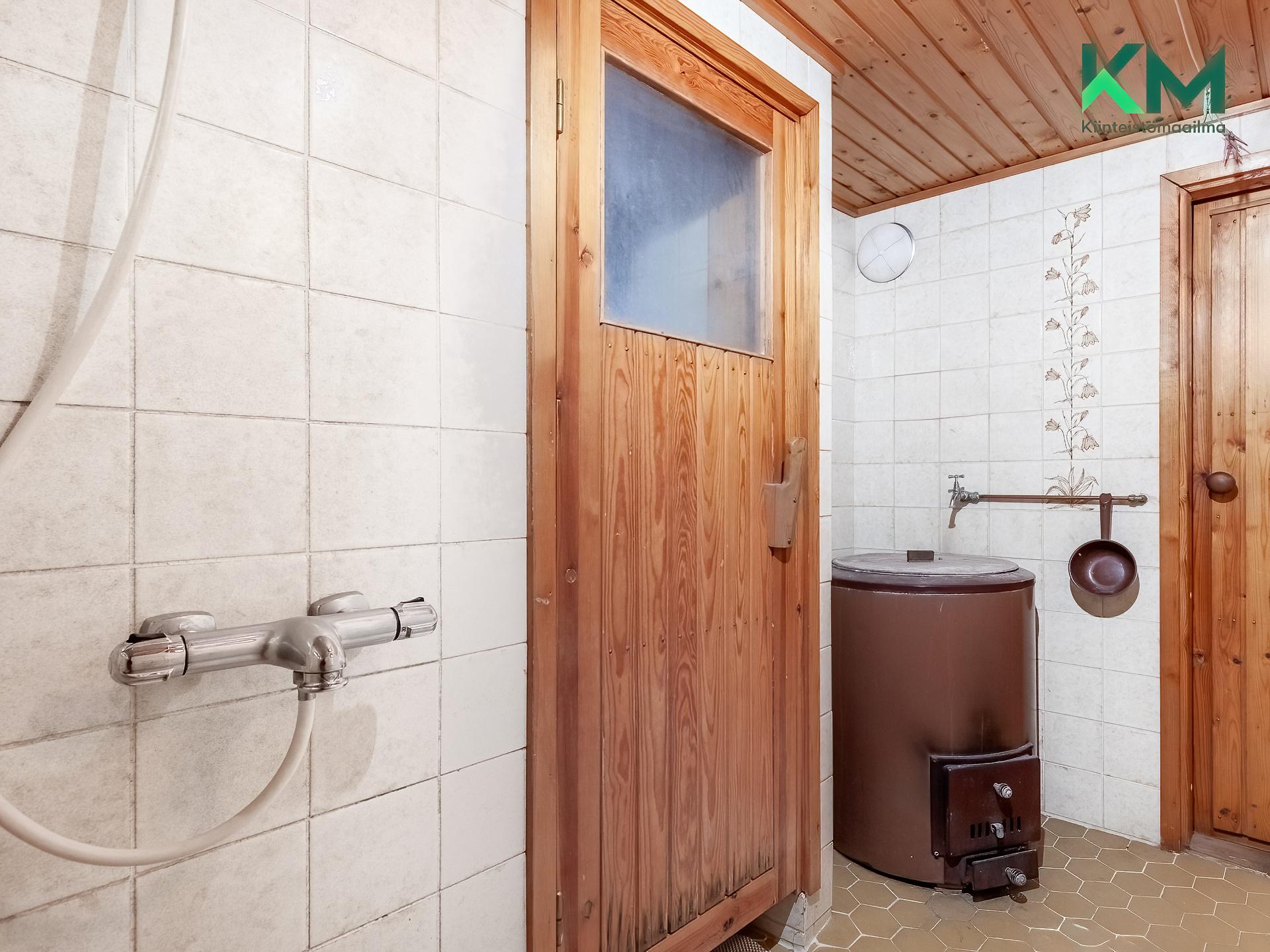 Alakerrassa on kylpyhuone, sauna, tekninen tila, varastoja, kellari ja autotalli.