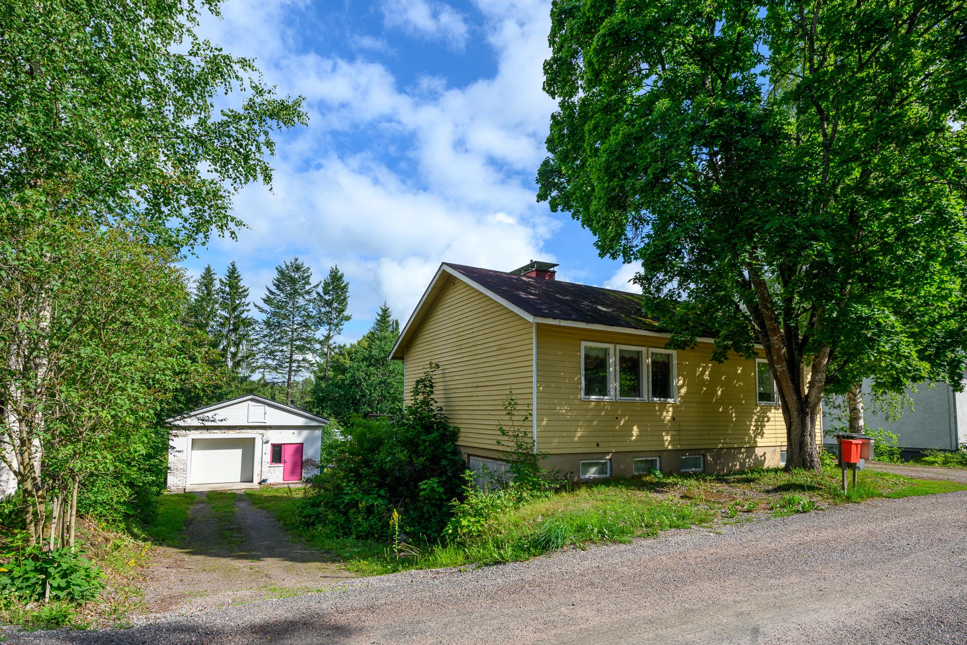 Tiilinen, lämmin autotalli on remontoitu vuonna 2012.