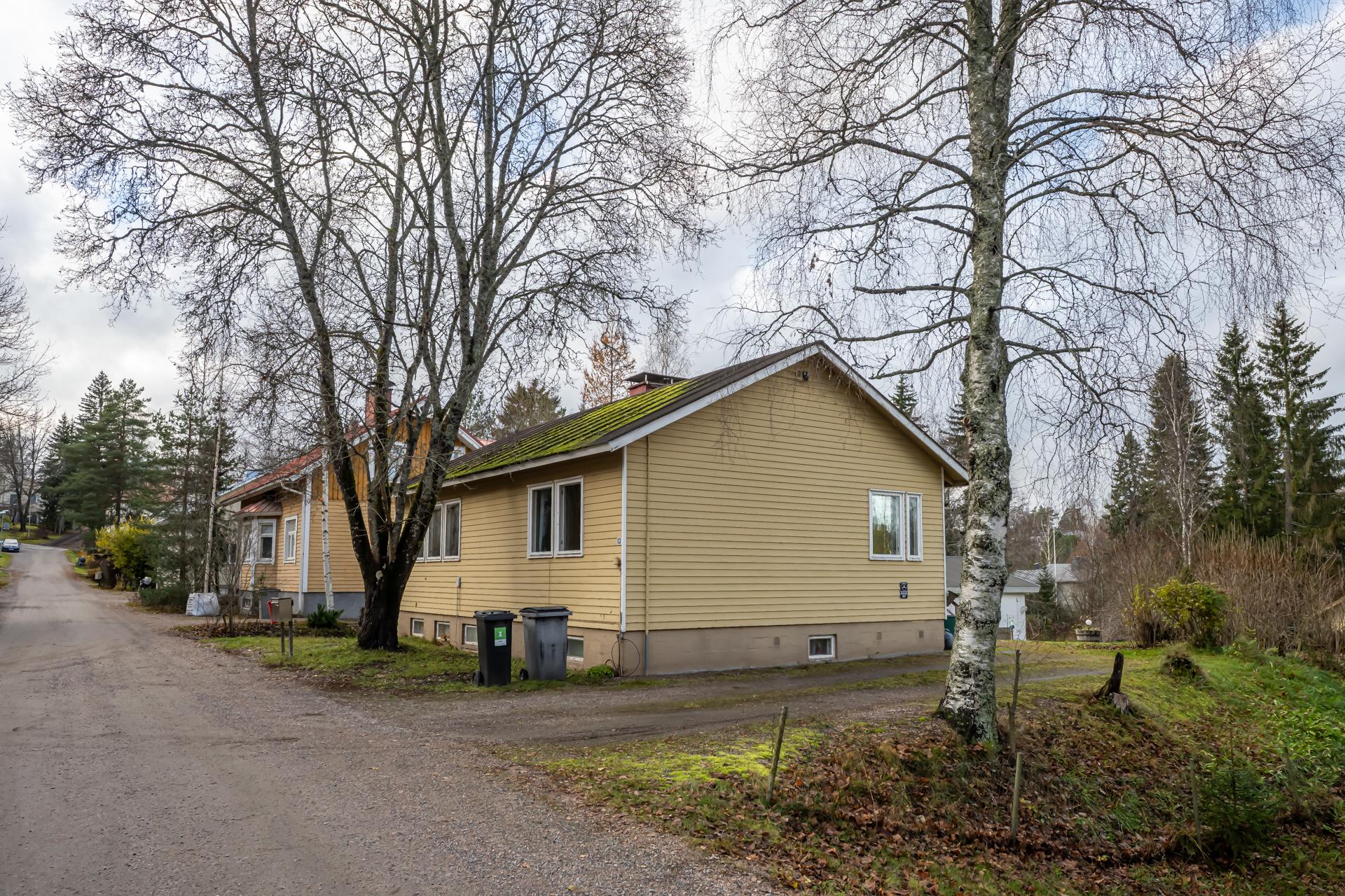 Kaikki keskustan palvelut sijaitsevat lyhyen kävely- ja pyöräilymatkan päässä. Tervetuloa esittelyyn!