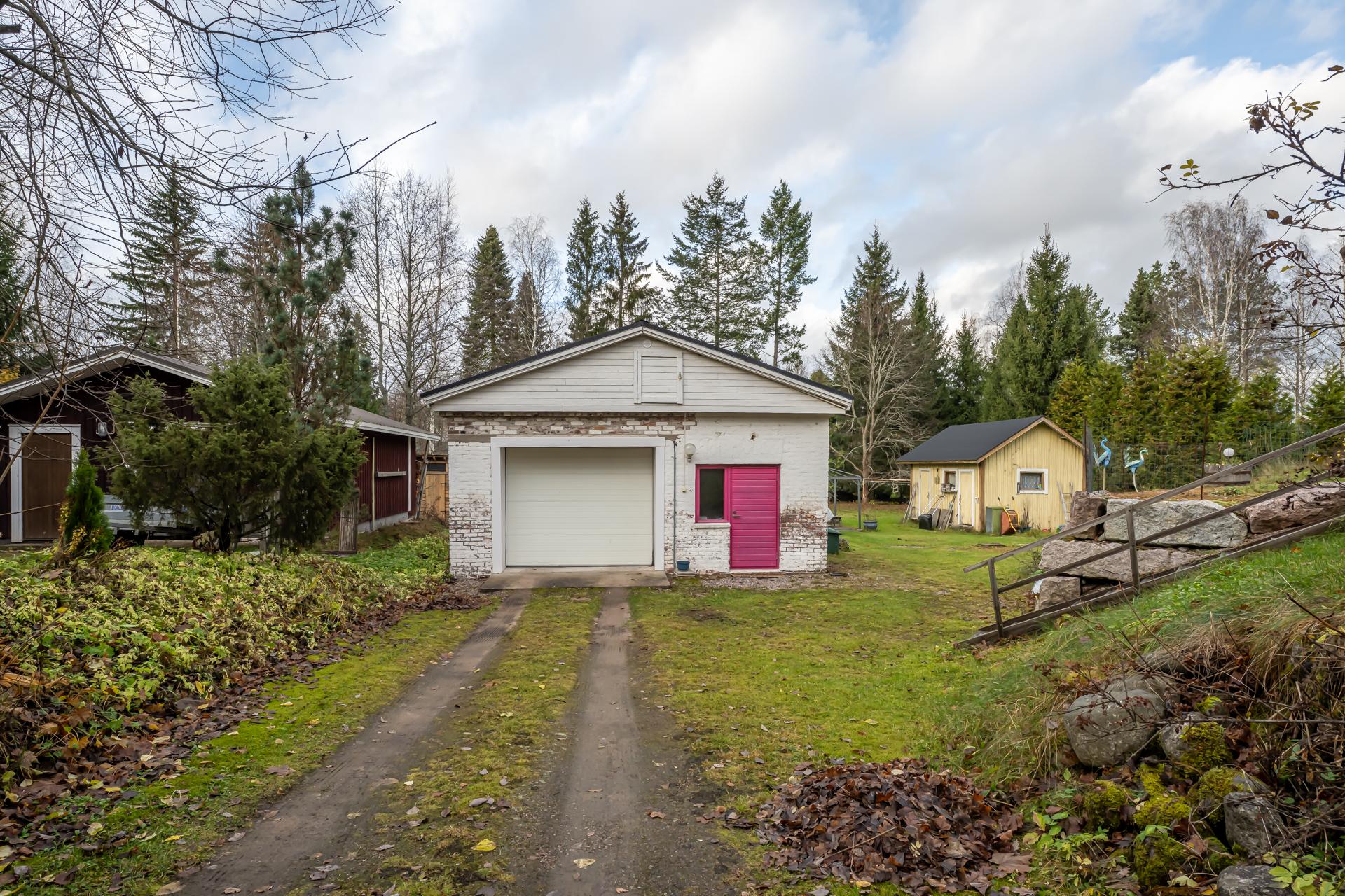 Tiilinen, lämmin autotalli on remontoitu vuonna 2012.