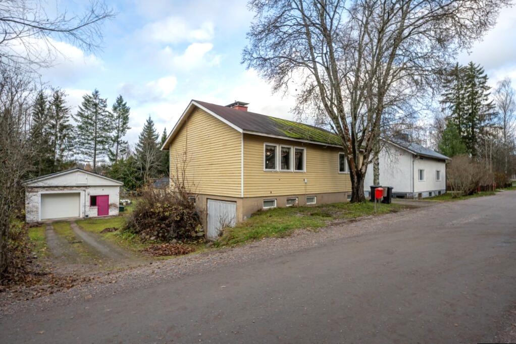 Aivan keskustan tuntumassa, isolla tontilla omakotitalo kahdella autotallilla.