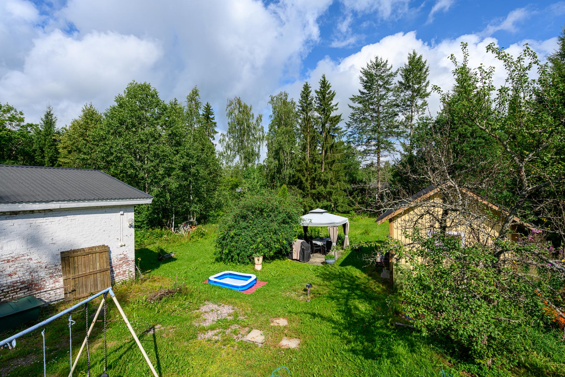 asainen, oma tontti 1469 neliötä. 