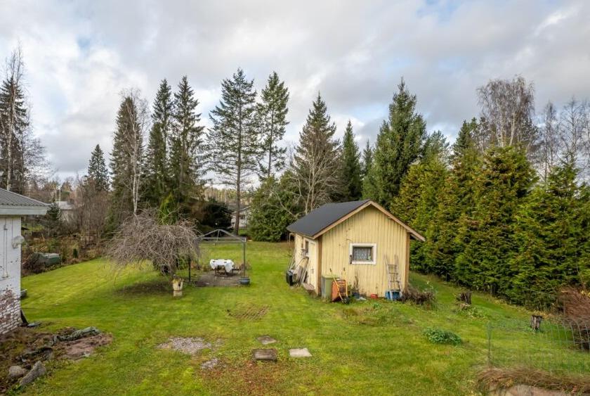 Näkymää pihapiiriin omakotitalon edestä, vasemmalle jää autotalli.