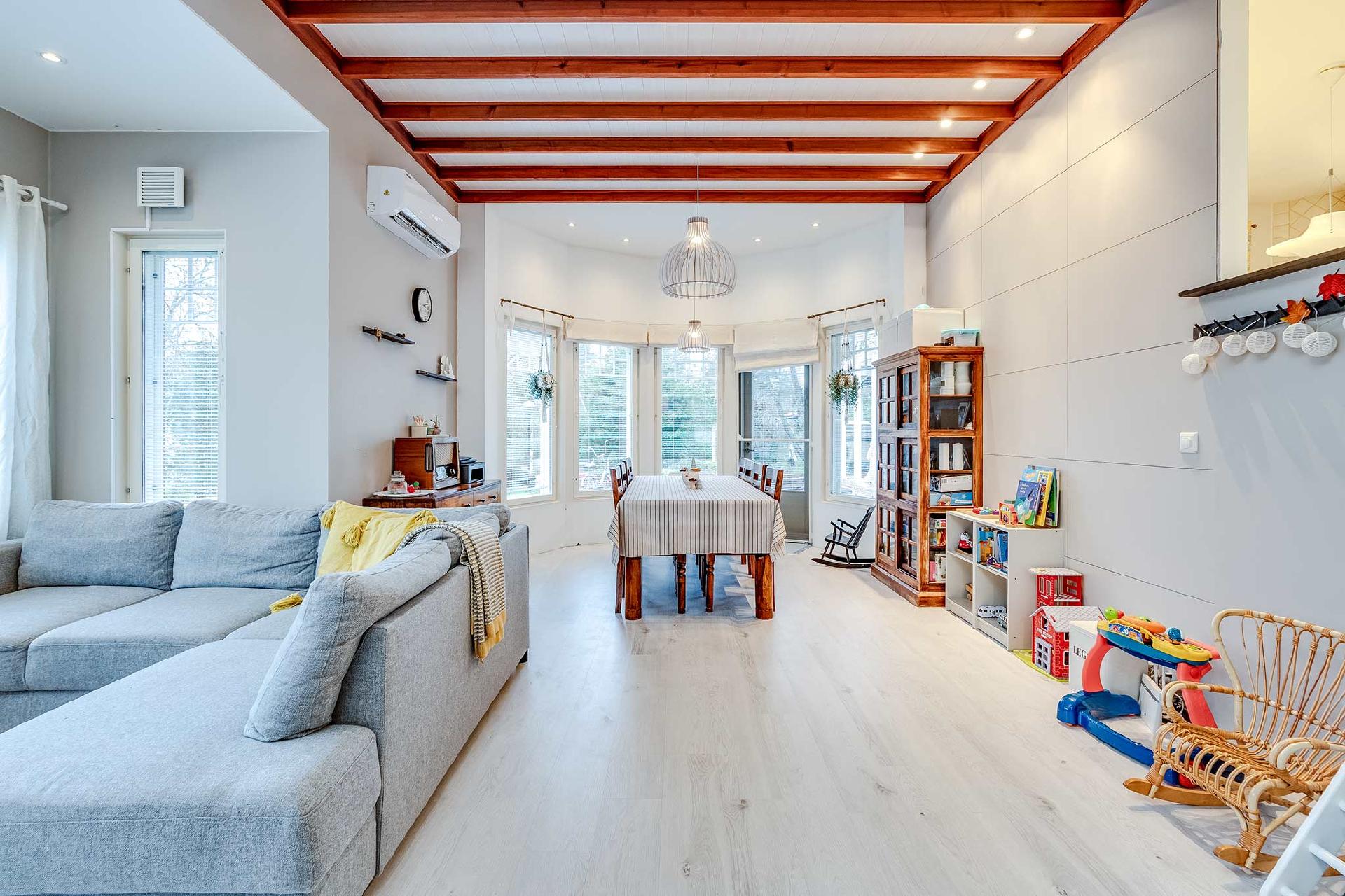 Valoisa ja avara olohuone