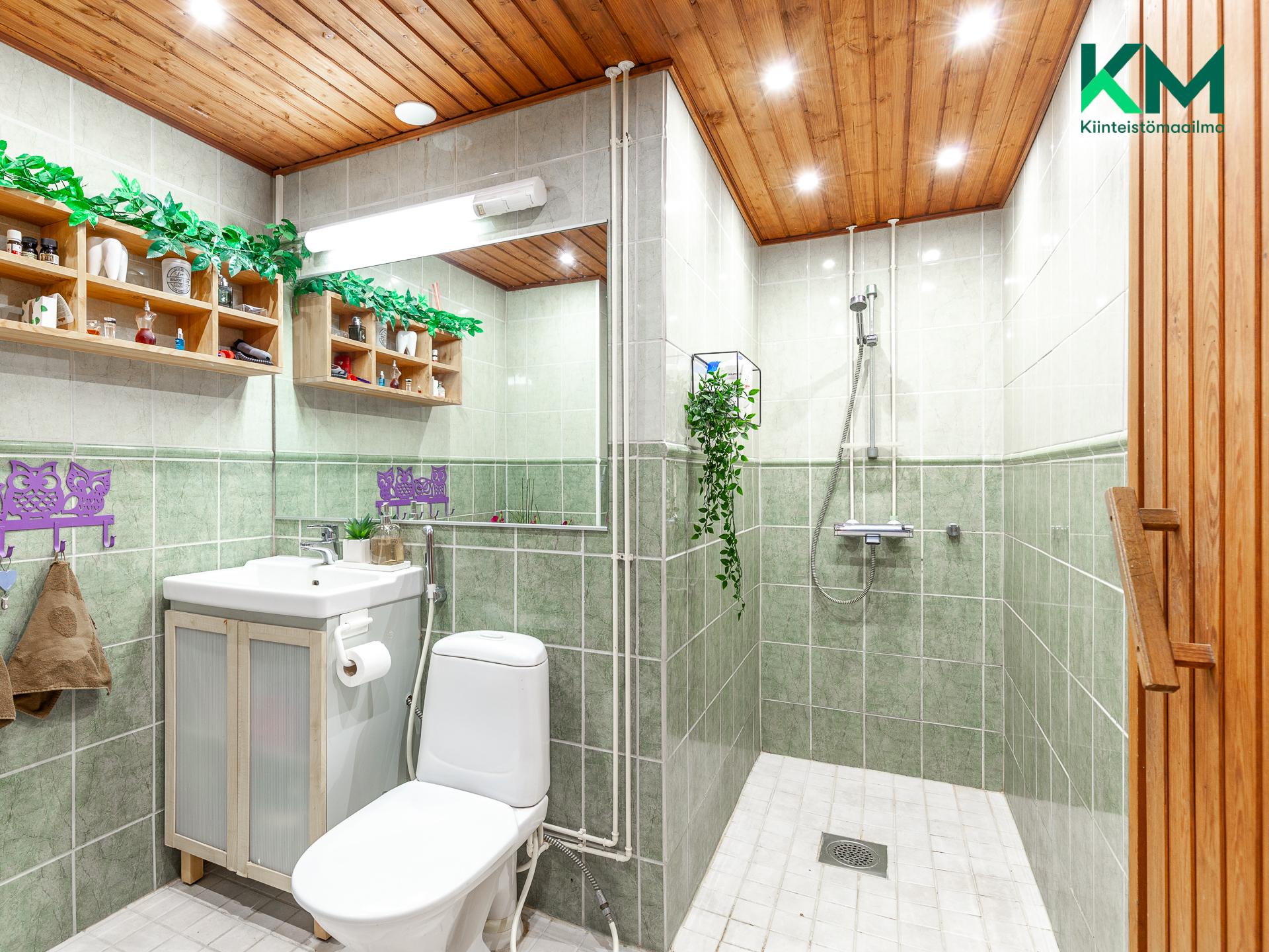 Kylpyhuone on remontoitu vesieristeineen 2000-luvulla.