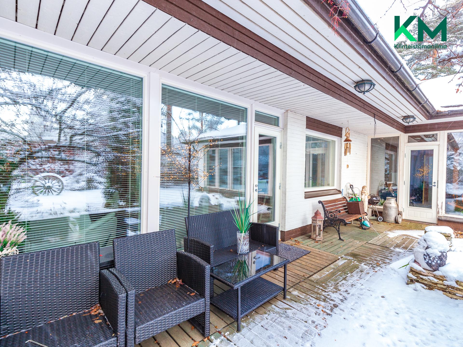 Terassille pääsee sekä olohuoneesta että allashuoneesta