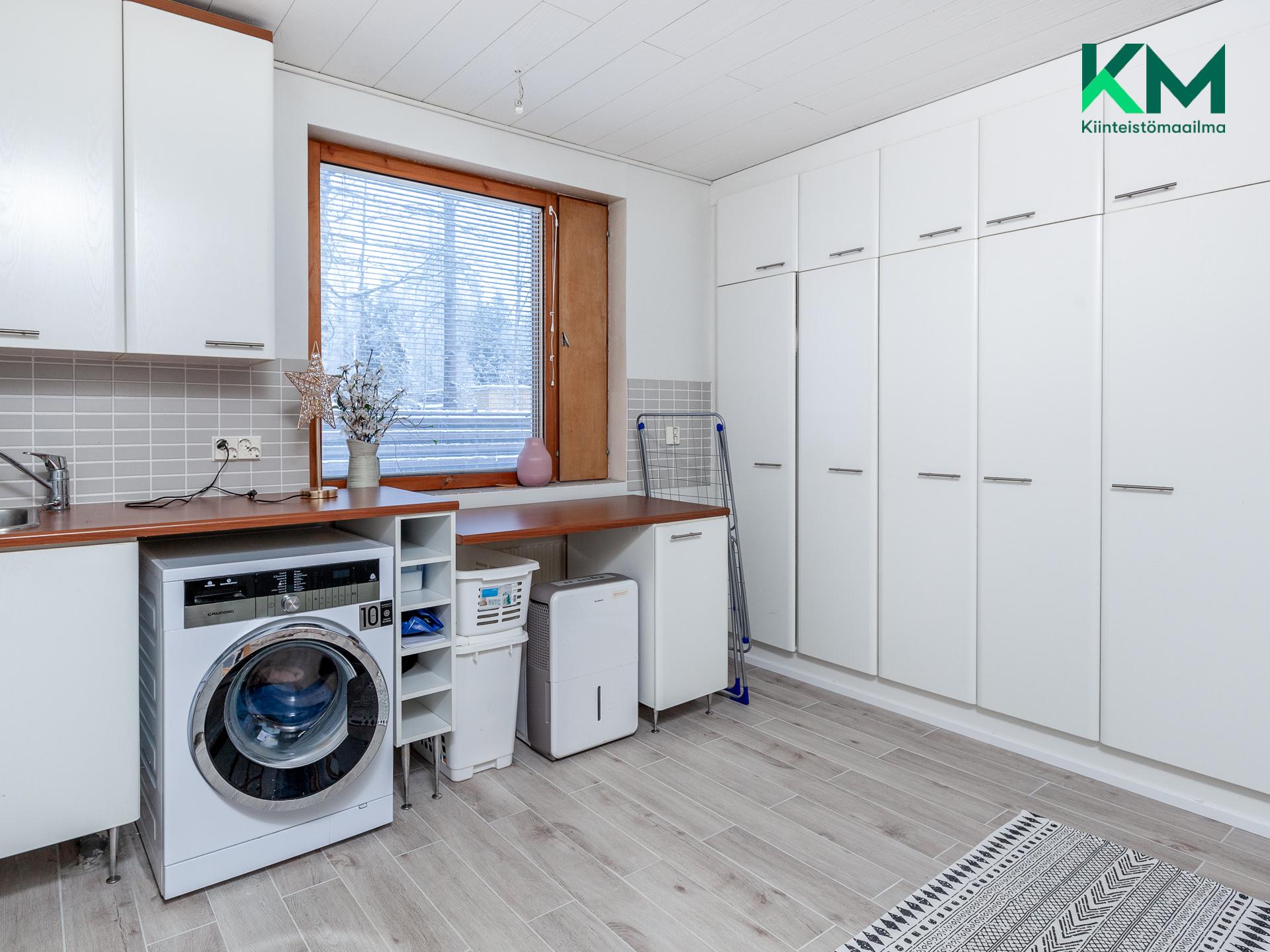 Kodinhoitohuoneessa on hyvät säilytystilat