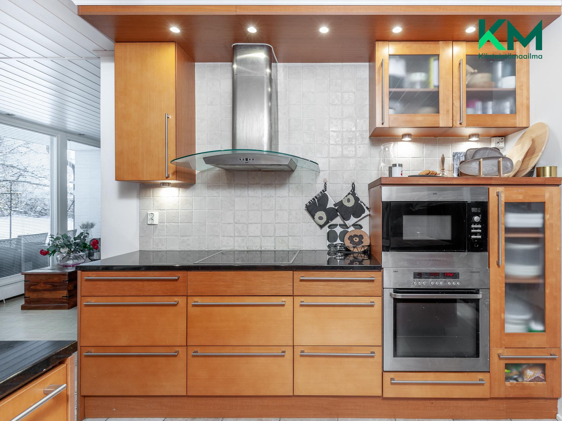 Keittiön työtasot ovat kiveä