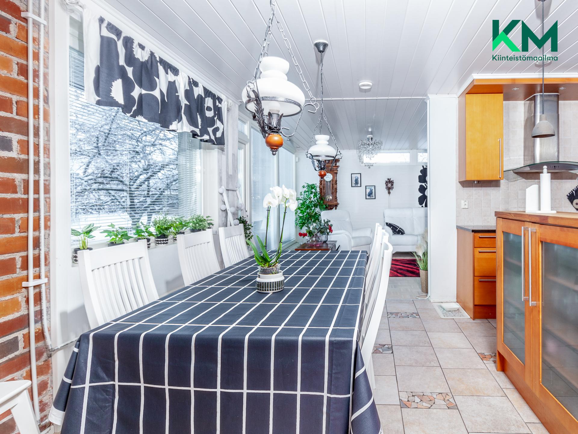 Keittiön ja olohuoneen välissä on ruokailutila, johon mahtuu isokin seurue ruokailemaan