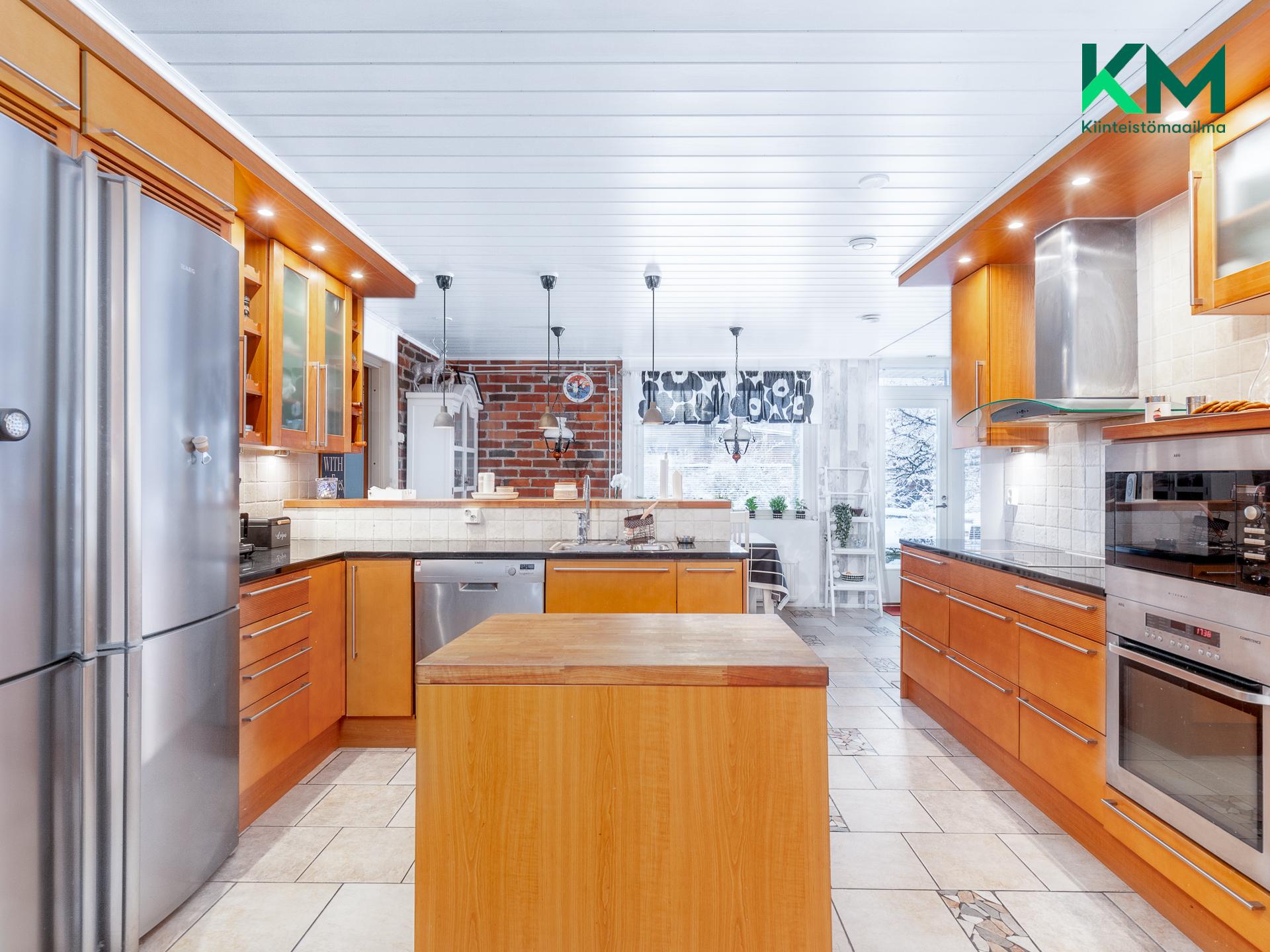 Keittiössä on laattalattia