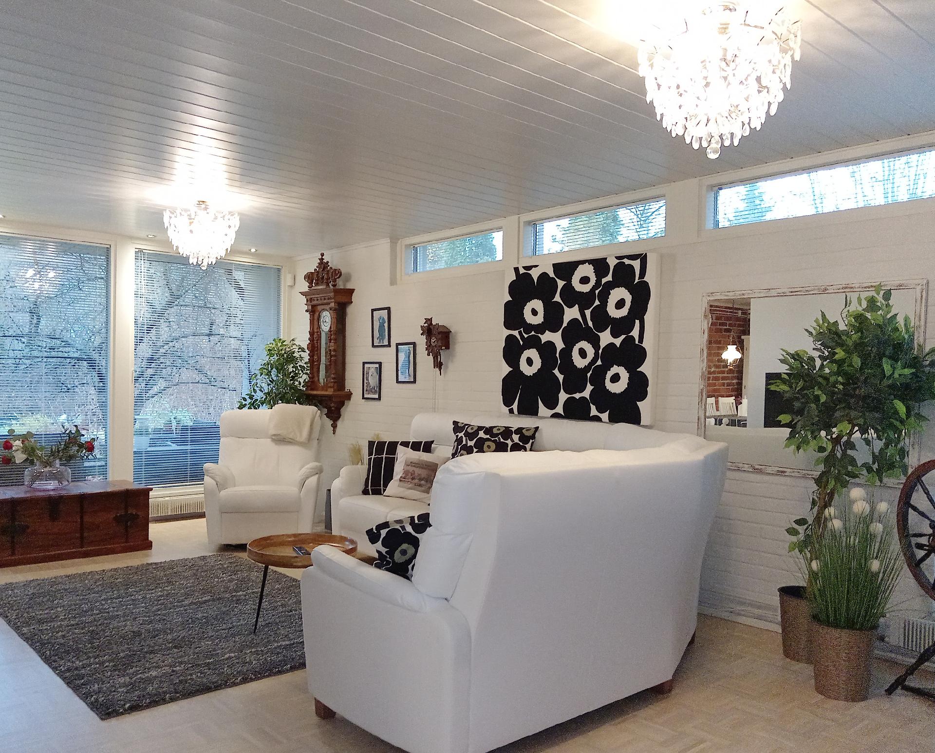 Isokokoiset ikkunat taroavat olohuoneeseen hyvin luonnonvaloa