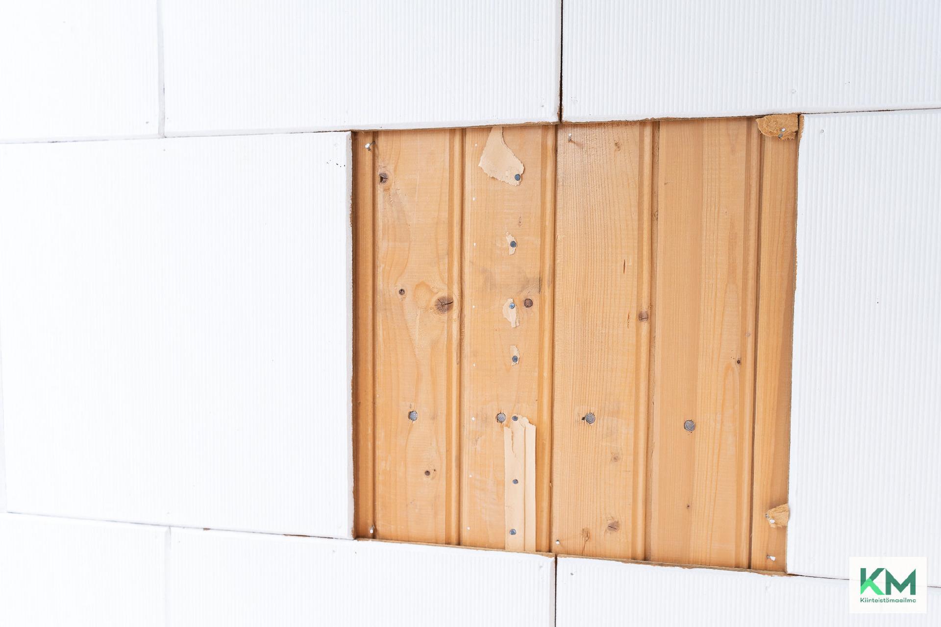 Katosta löytyy panelikattoa.