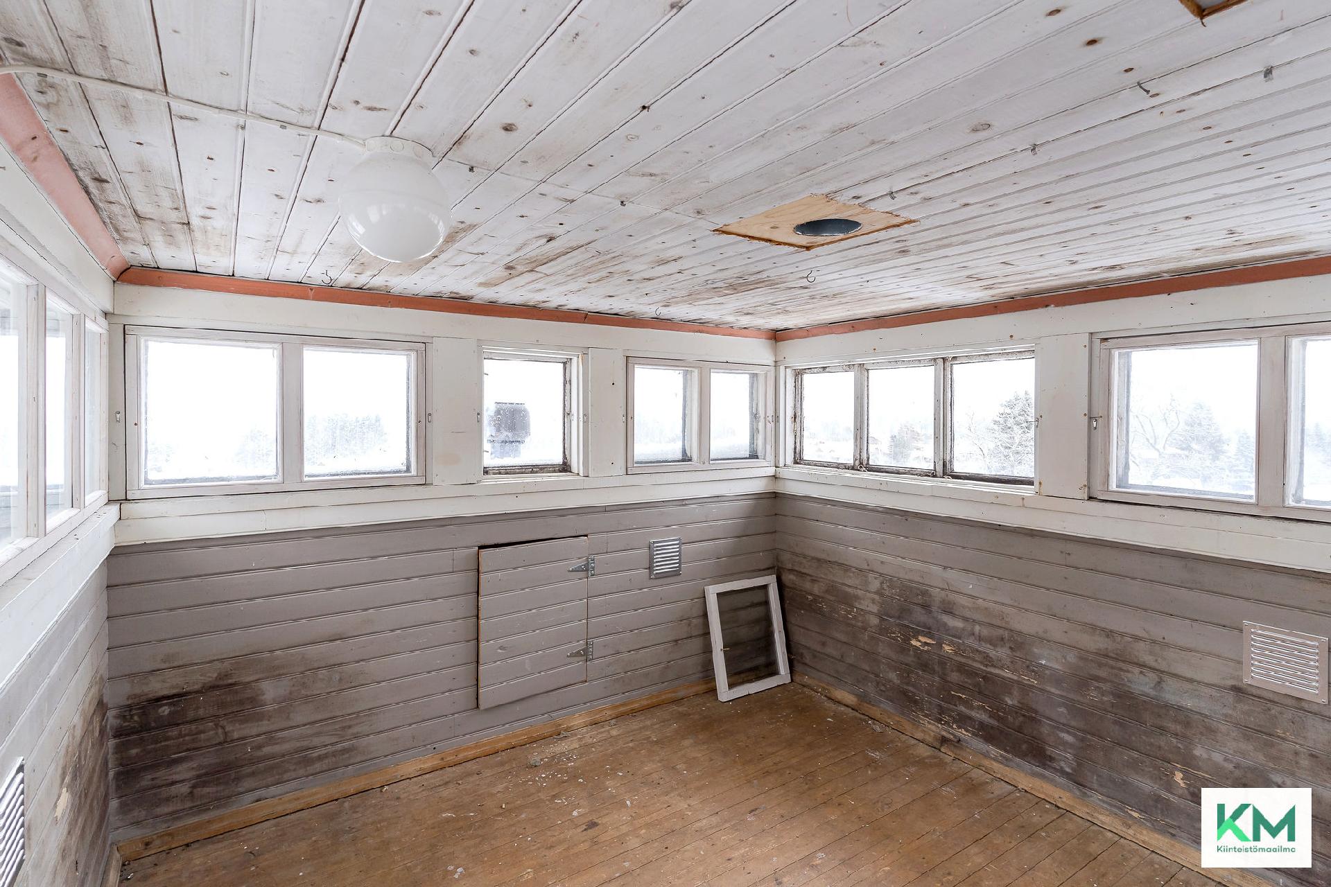 Katolla on lasitettu veranta.