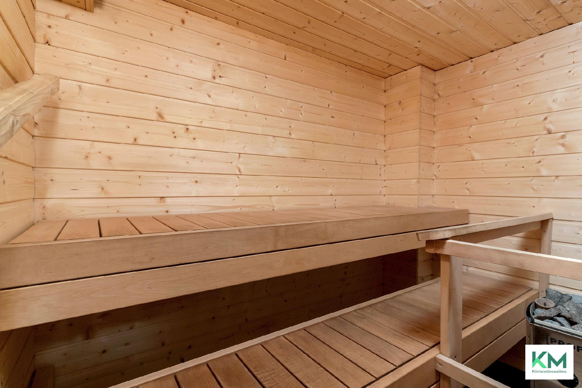 Sauna löytyy kellarista.