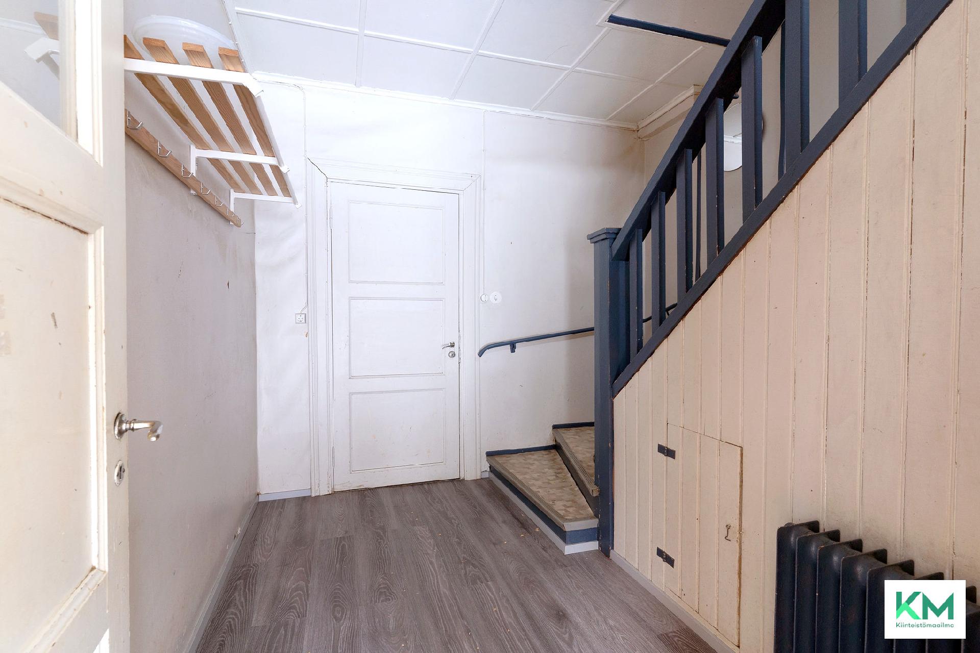 Yläkertaan johtavat portaat.