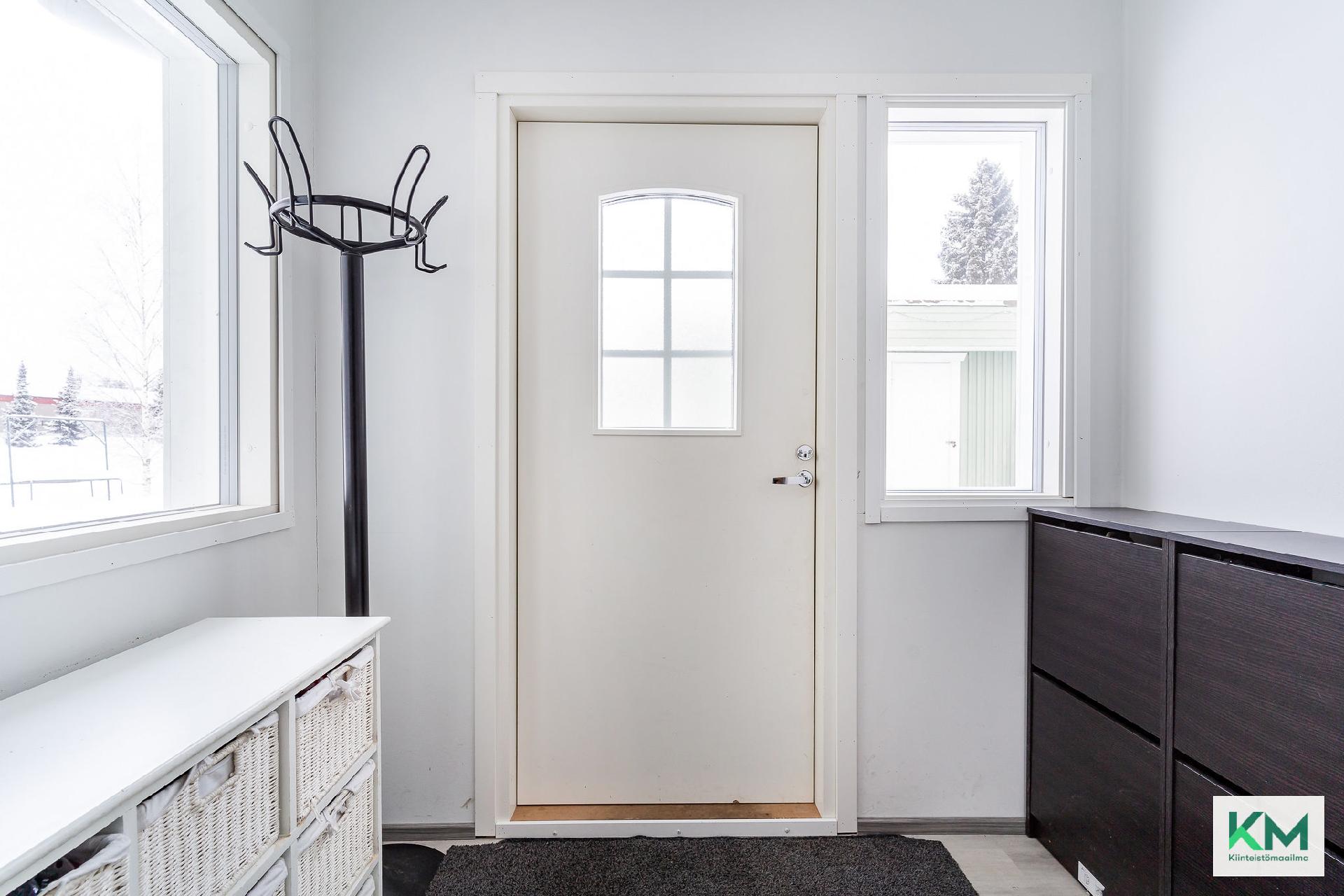 Ovi ja eteinen talon päädyssä