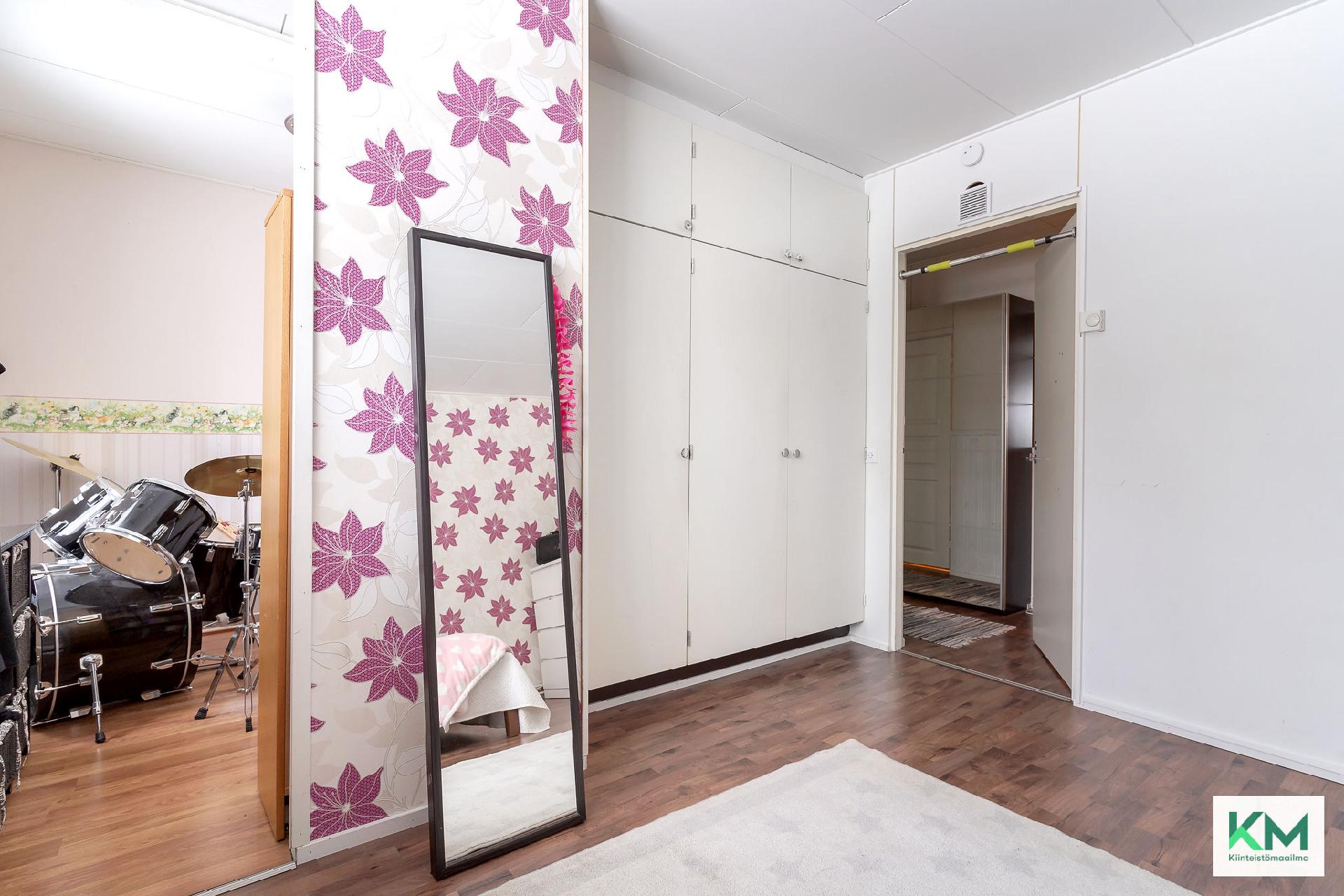 Mh 3:ssa on vaatehuone/harrastusnurkkaus