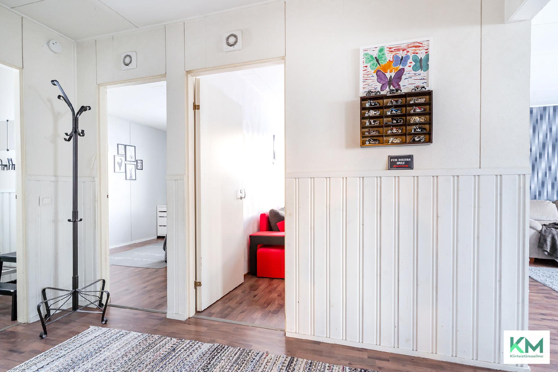 Sisäänkäynti vasemmalla, edessä mh 1 ja 2, oikealla oh