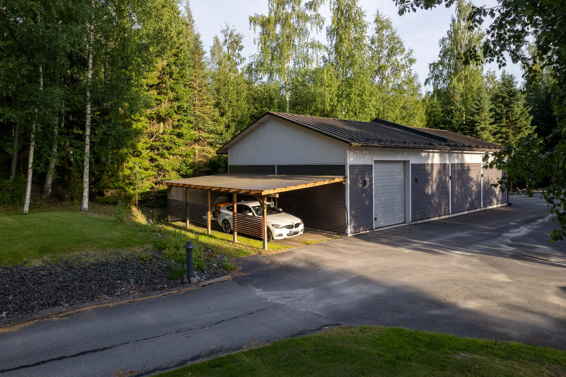 talousrakennuksen yhteydessä toinen autokatos