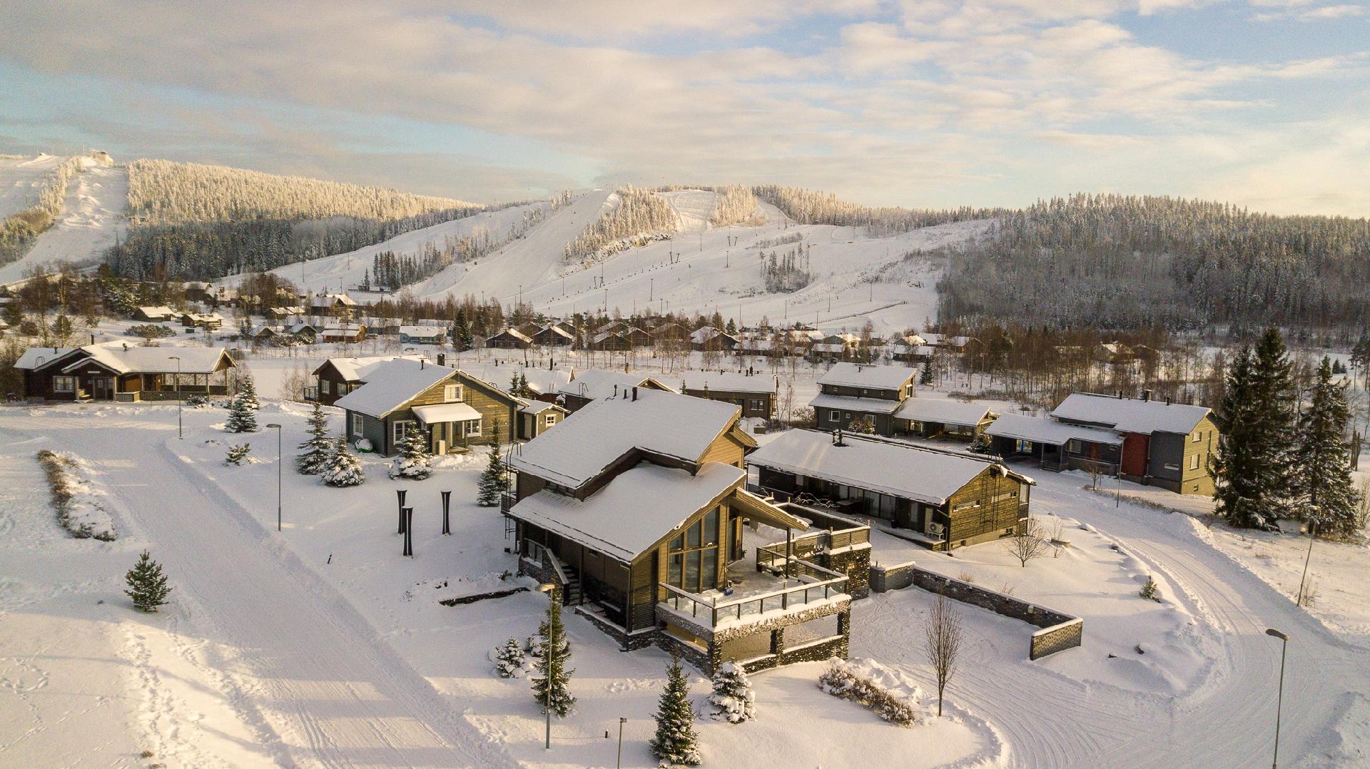 Talvimaisemaa, Himoksen rinteet taustalla